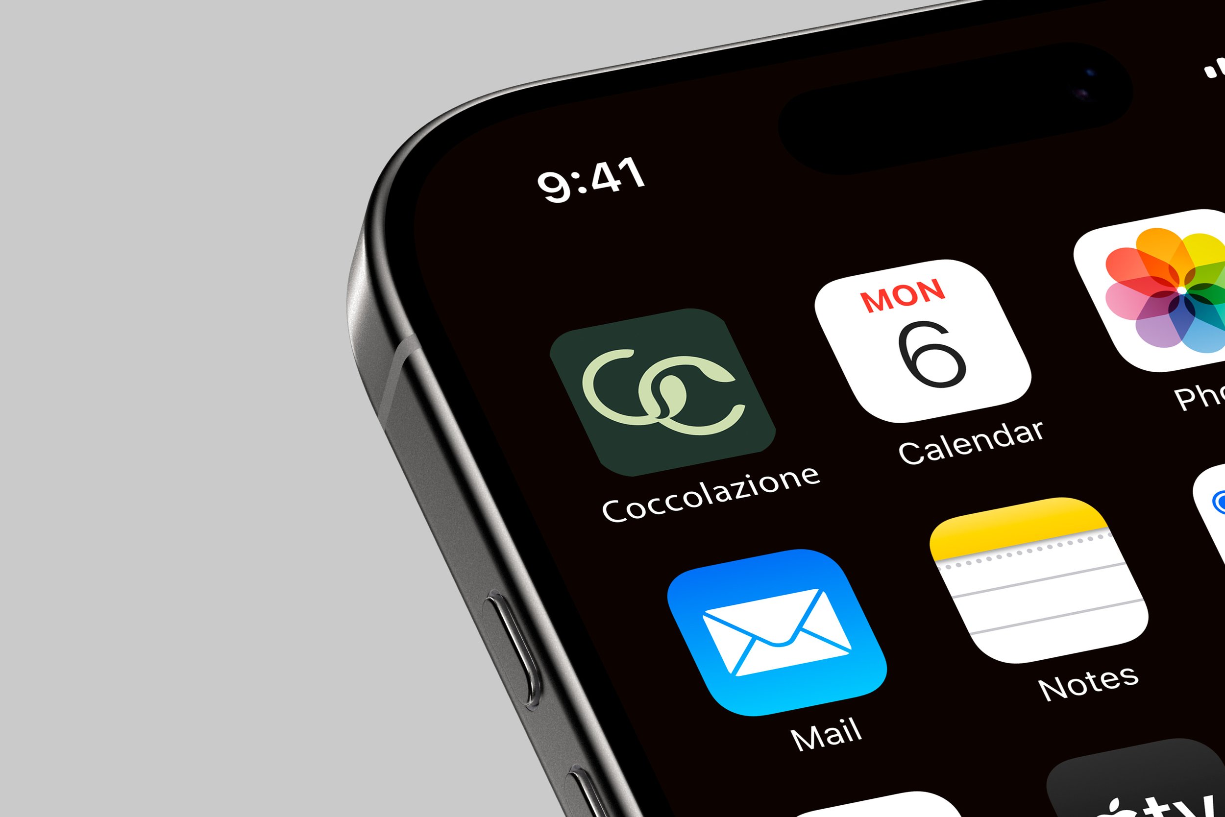 Schermata di un iPhone con le applicazioni di Messaggi, Calendario, Ricordo, Mail, Note e altre visualizzate sullo schermo.