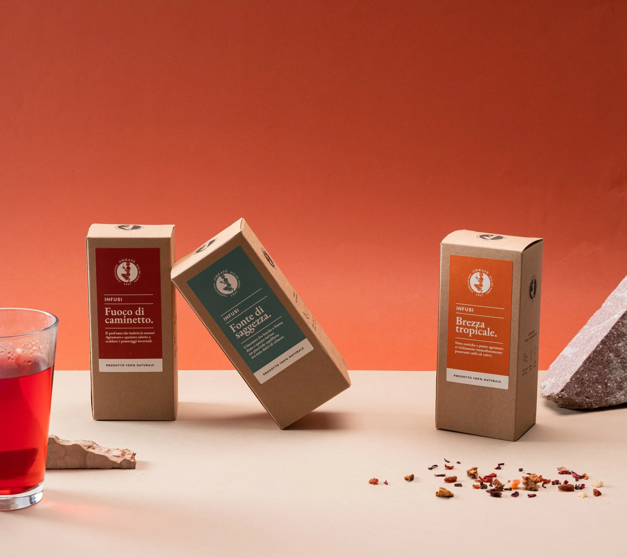 scatole di infusi alla frutta fotografati su sfondo monocromatico, mostrano il packaging elegante e colorato.