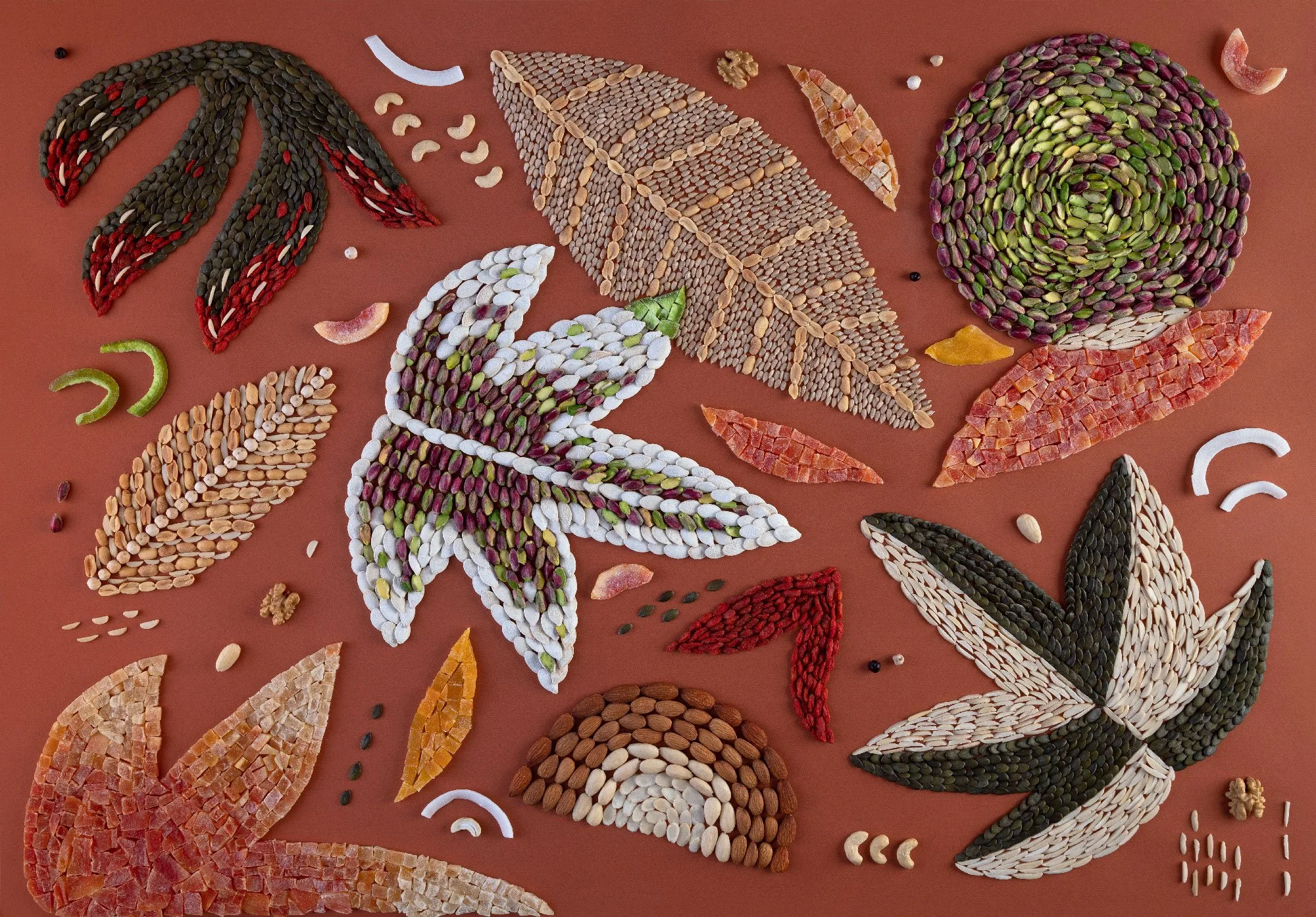 Disposizione artistica di foglie e farfalle create con semi, spezie e frutta secca su sfondo color terra.