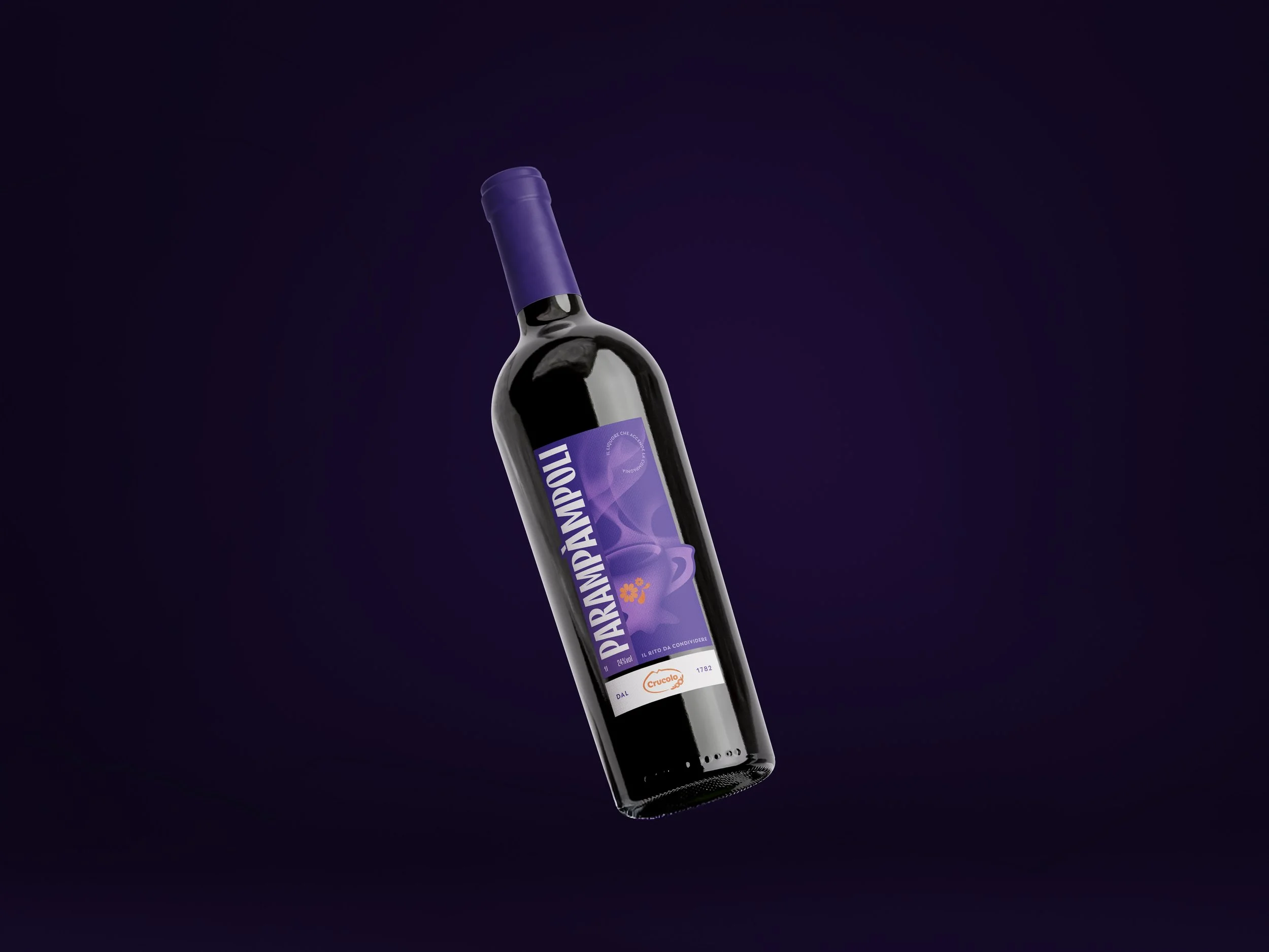 Bottiglia di vino rosso con etichetta viola posta contro uno sfondo nero.