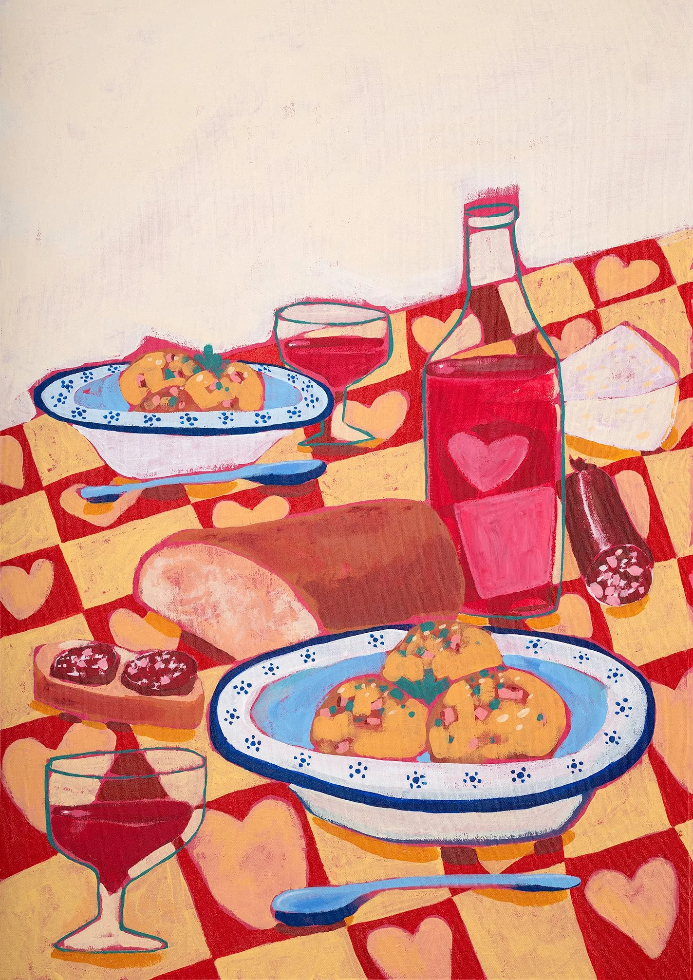 Un dipinto colorato di una scena di tavola con piatti di cibo, bicchieri di vino e una bottiglia, decorata con cuori rossi su tovaglia a scacchi.