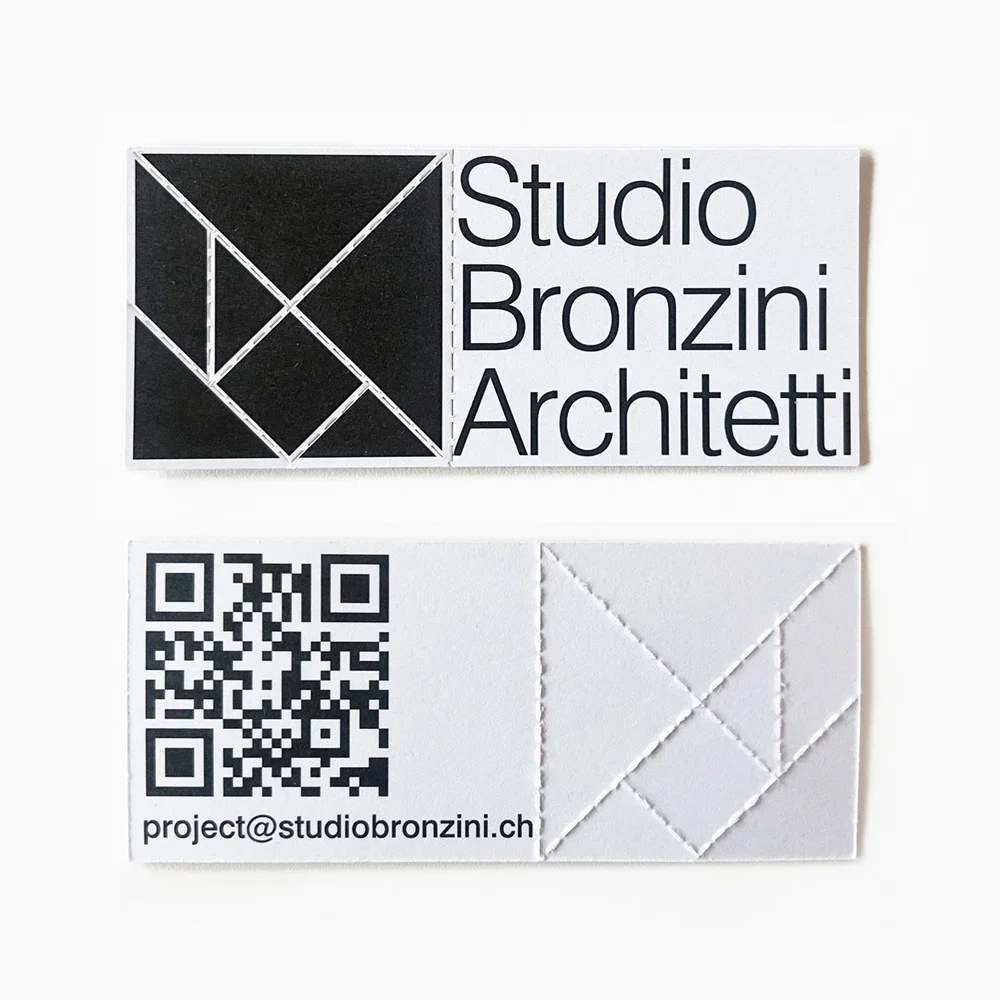 Biglietto da visita con logo geometrico e testo 'Studio Bronzini Architetti', include un QR code e un indirizzo email.