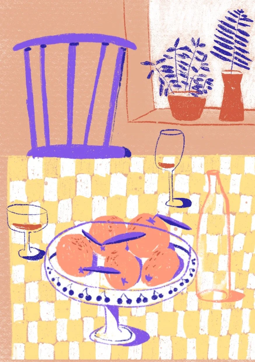 Interno con tovaglia a scacchi gialli e bianchi, un piatto con fragole, due calici di vino rosso, piante in vasi sulla finestra e uno sgabello bianco e blu.