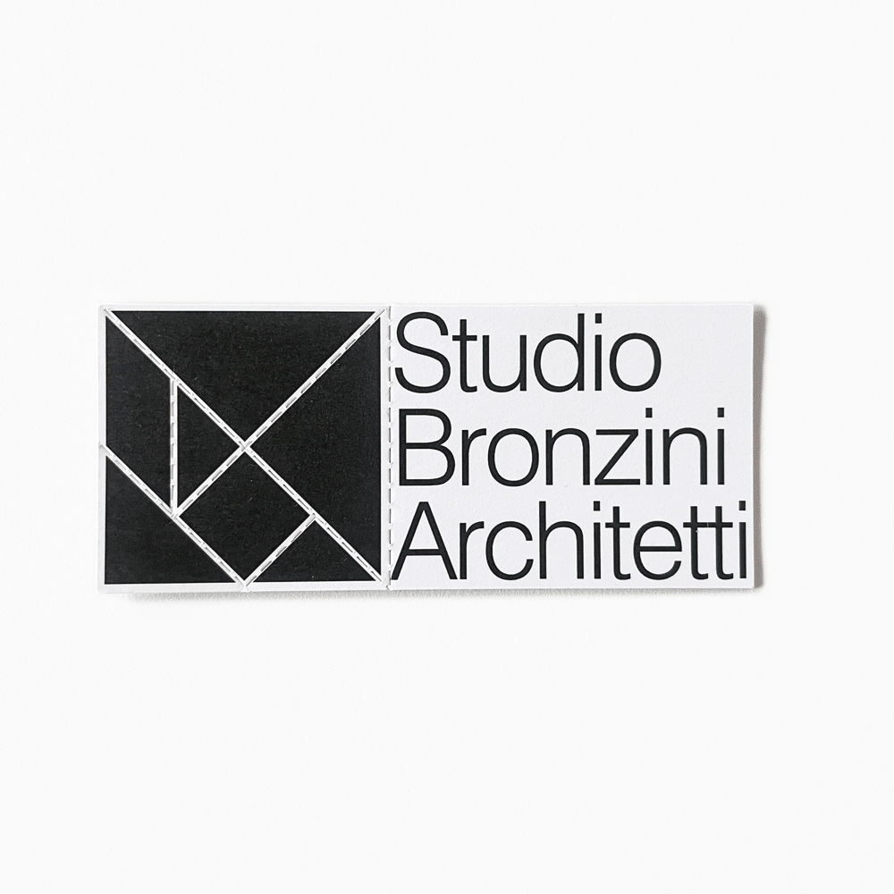 Logo del Studio Bronzini Architetti con testo e immagine geometrica nera e bianca.