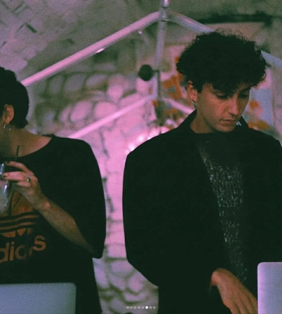 Fgiaca e Malincuore, uno con cappello nero e l'altro con capelli ricci scuri, in un ambiente con luci soffuse e pareti di pietra. Uno dei due sta guardando verso il basso, l'altro sta usando un laptop. Dj Set. Casa delle Stelle, ambiente e associazio