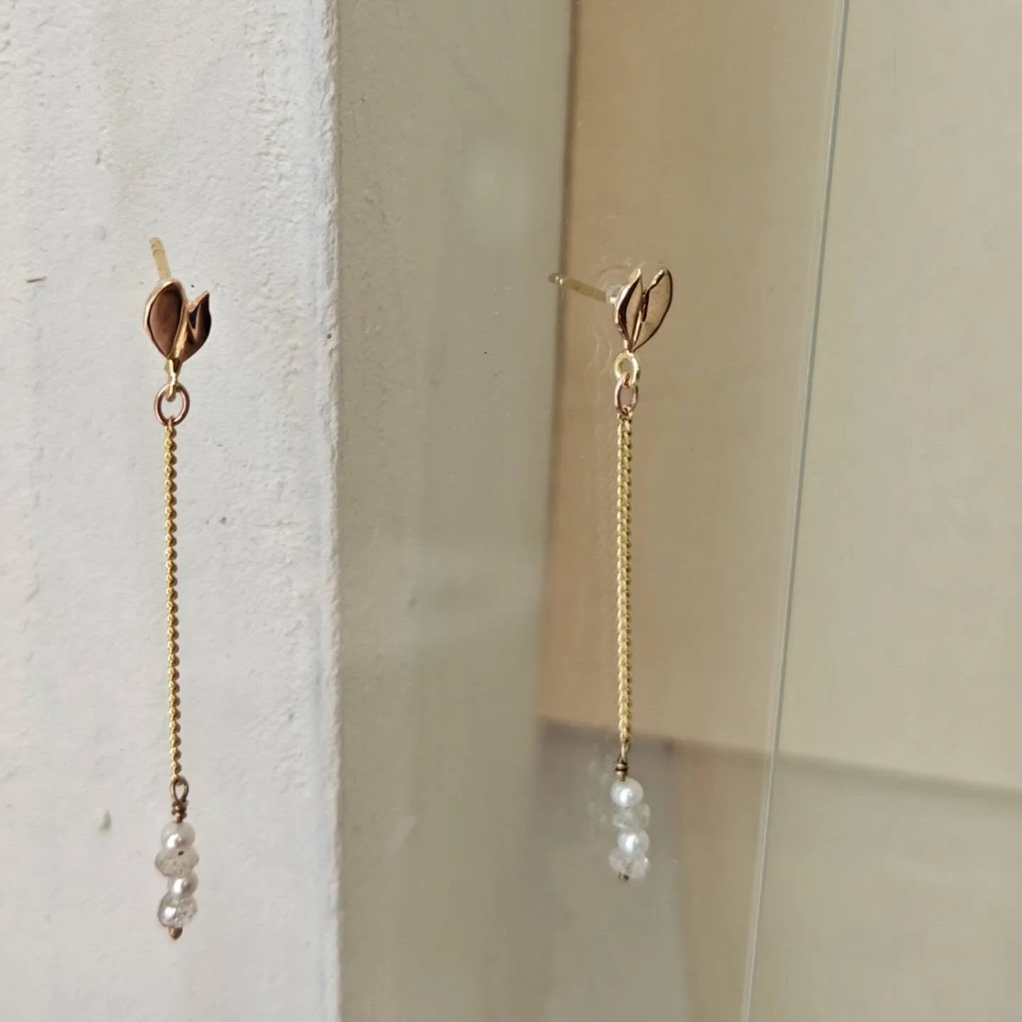 I created these pieces of jewelry for Melissa and Maarten.

Thirteen years ago, I met Maarten. At the time, he had just started dating Melissa, and you could see the butterflies between them.

So many years later, they got engaged, built a beautiful 