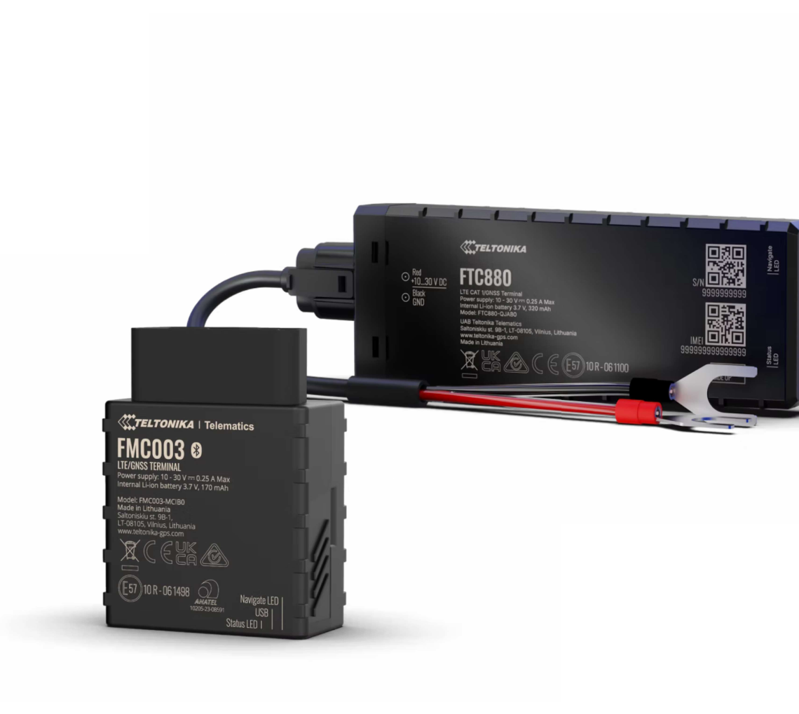 Elektronische Geräte für Telematiksysteme, bestehend aus einem schwarzen GSM/ LTE-Terminal, einem LTE CAT 4-LTE-Verkehrsmodul und einem kleinen schwarzen GPS-Modul mit Kabeln.