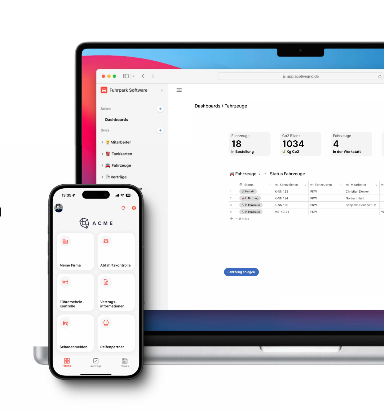 Ein Laptop und ein Smartphone zeigen eine Fahrzeugverwaltungs-Software. Der Laptop-Bildschirm zeigt Dashboards, Fahrzeugstatistiken und Tabellen, während das Smartphone die App mit Optionen wie Firma, Abfahrtskontrolle, Führerscheinkontrolle, Vertragsinformationen, Schadensmelder und Reifenpartner zeigt.