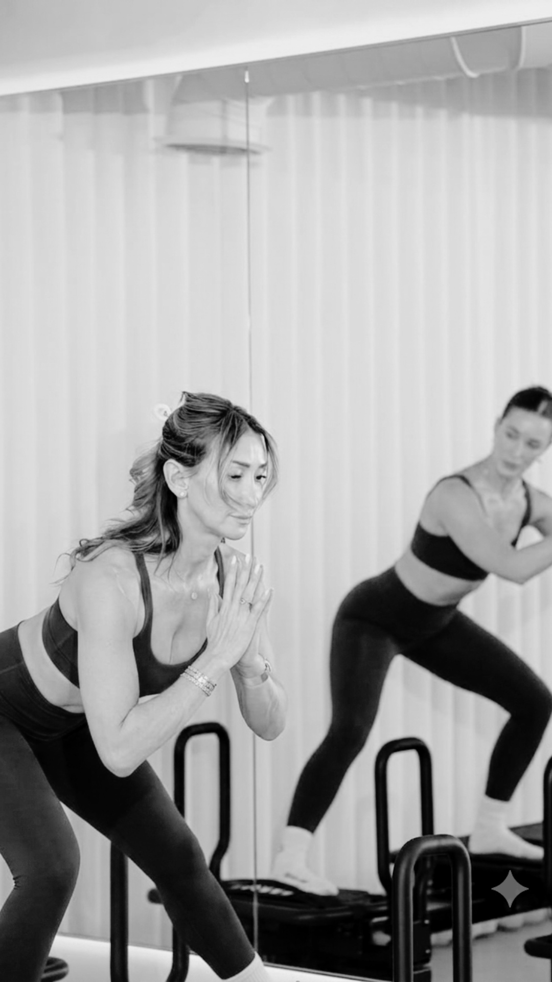 Deux femmes s'entraînent dans un studio de Lagree