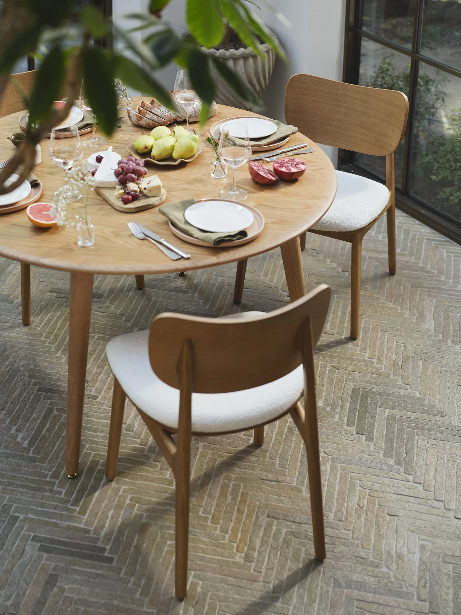 Swyft Dining table 02 + Dining chair 02 Ivory29.jpeg