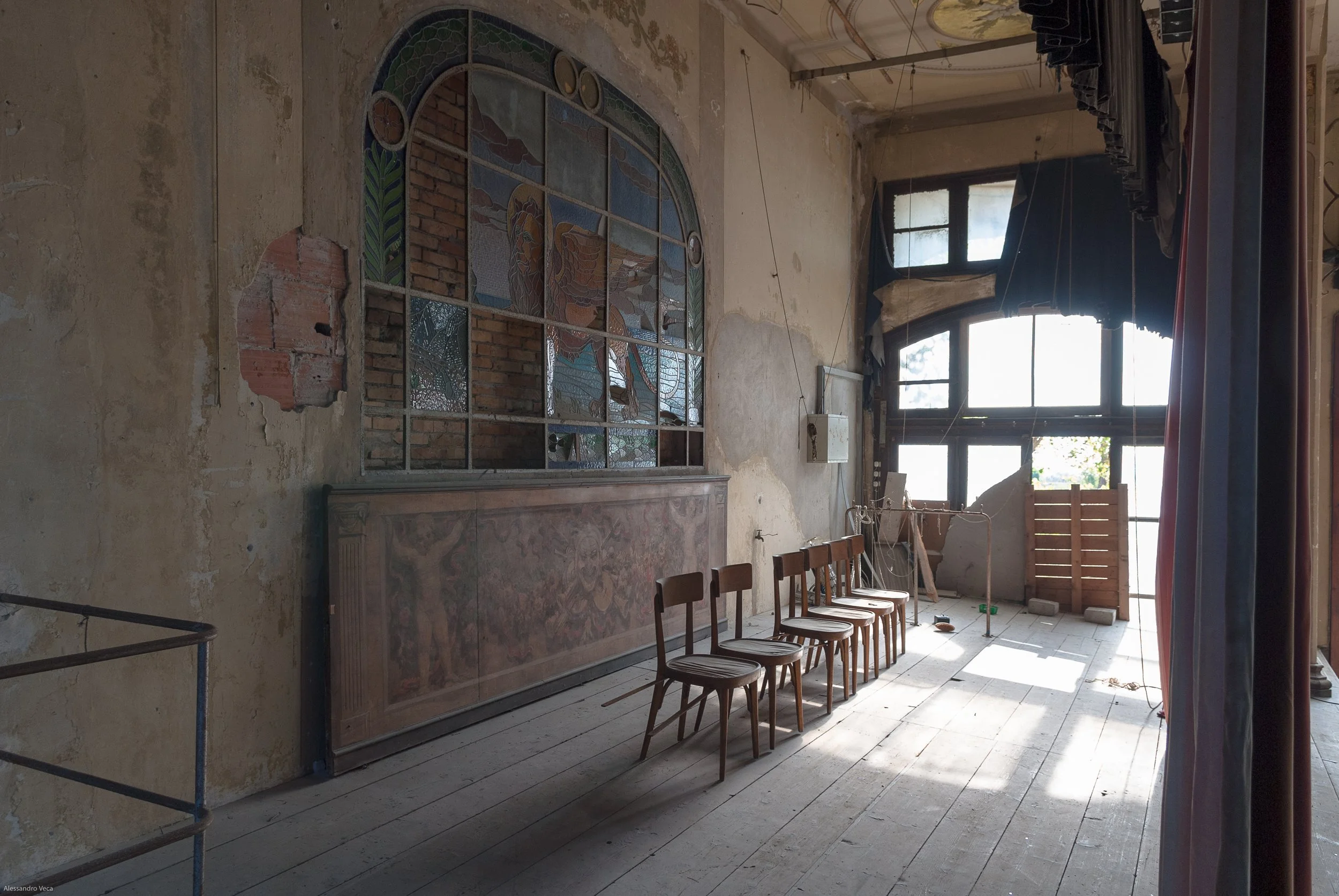 Parete laterale del Teatro Marinoni con decorazioni, sedute e luce dalle finestre storiche