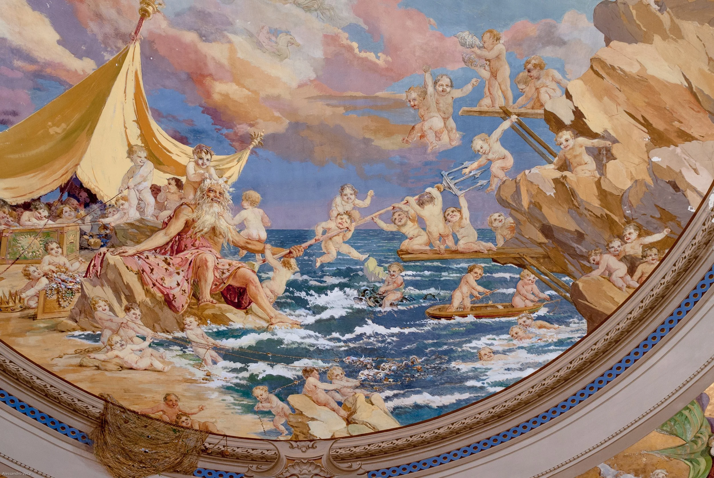Dettaglio pittorico del soffitto del Teatro Marinoni con scena figurativa e colori originali