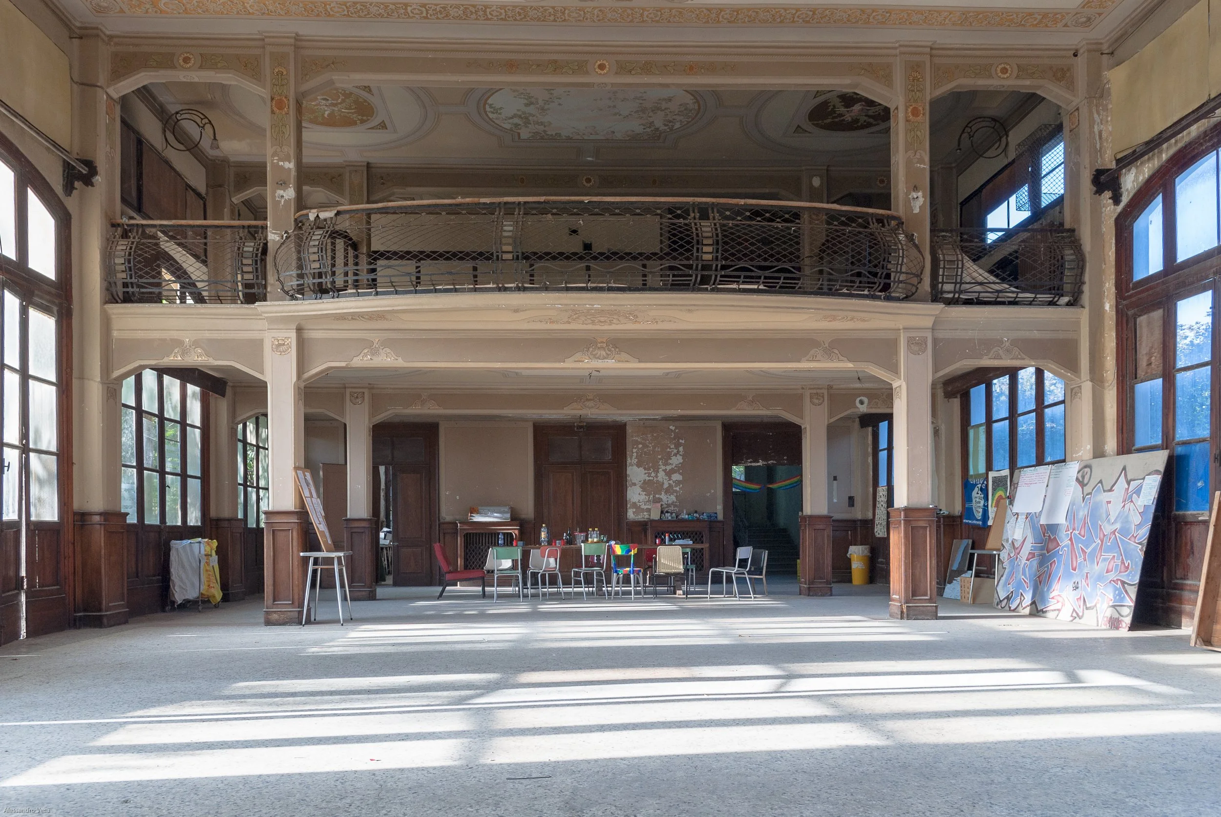 Veduta frontale della sala del Teatro Marinoni con galleria, palcoscenico e ampie finestre