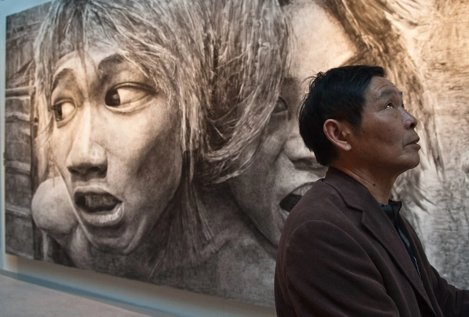 Visitatrice e opera alla Biennale d’Arte di Venezia