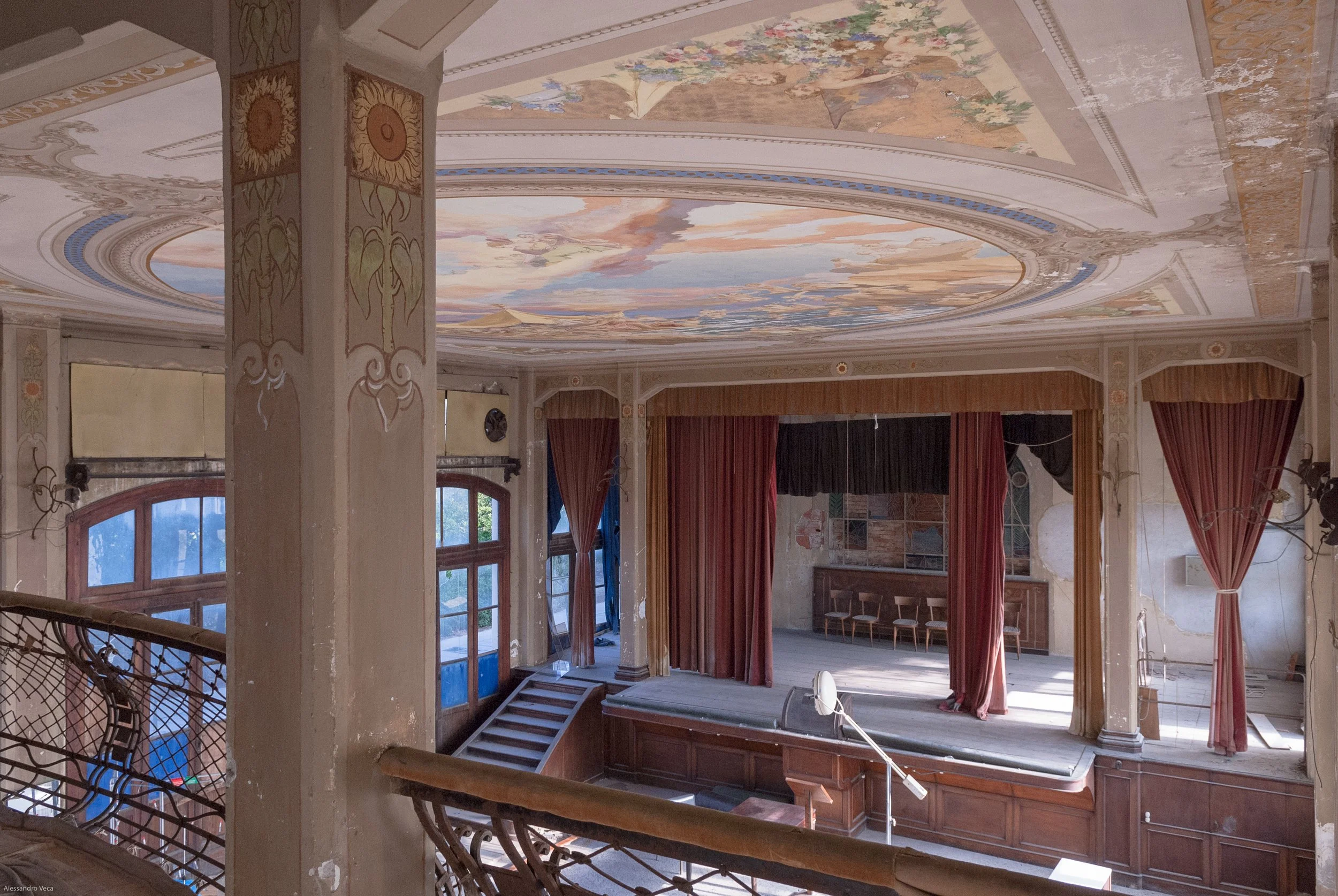 Veduta dall’alto della sala del Teatro Marinoni con soffitto decorato e struttura della galleria