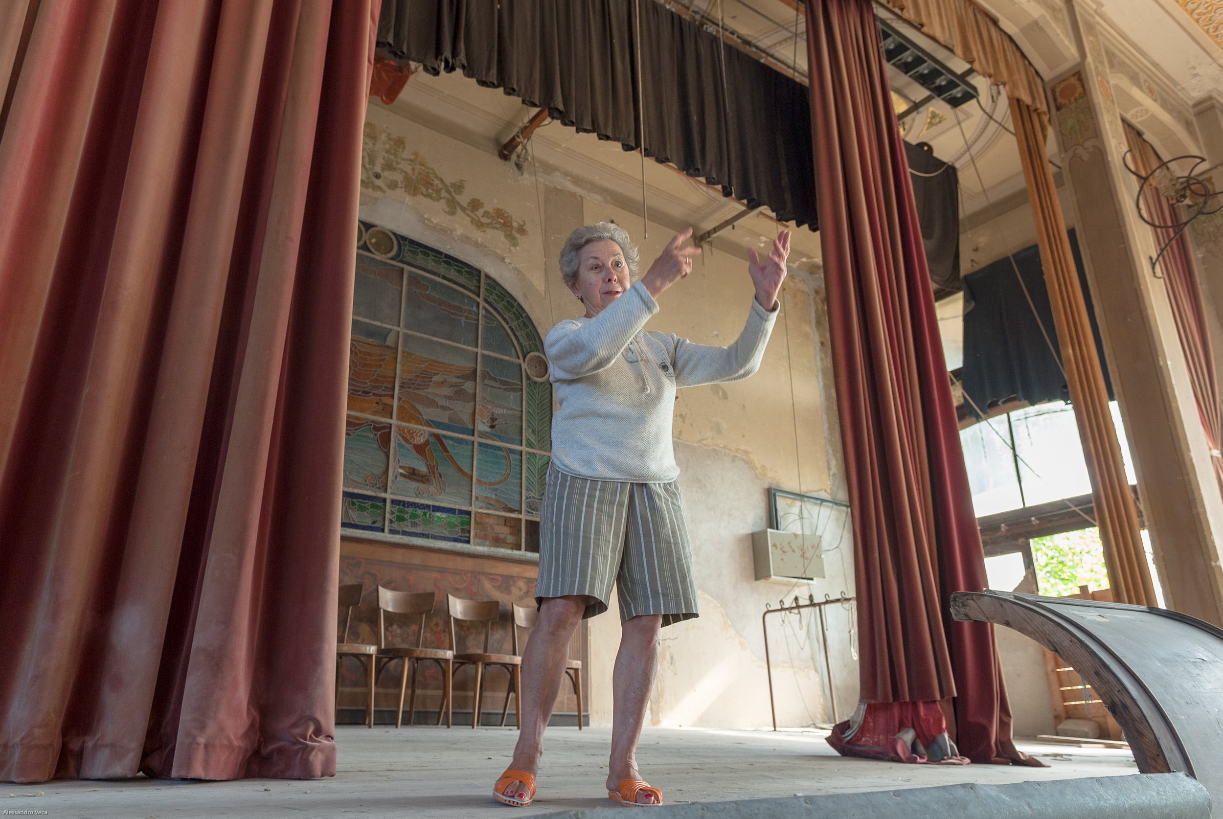 Intervento sul palco del Teatro Marinoni con una donna in scena davanti alla sala storica