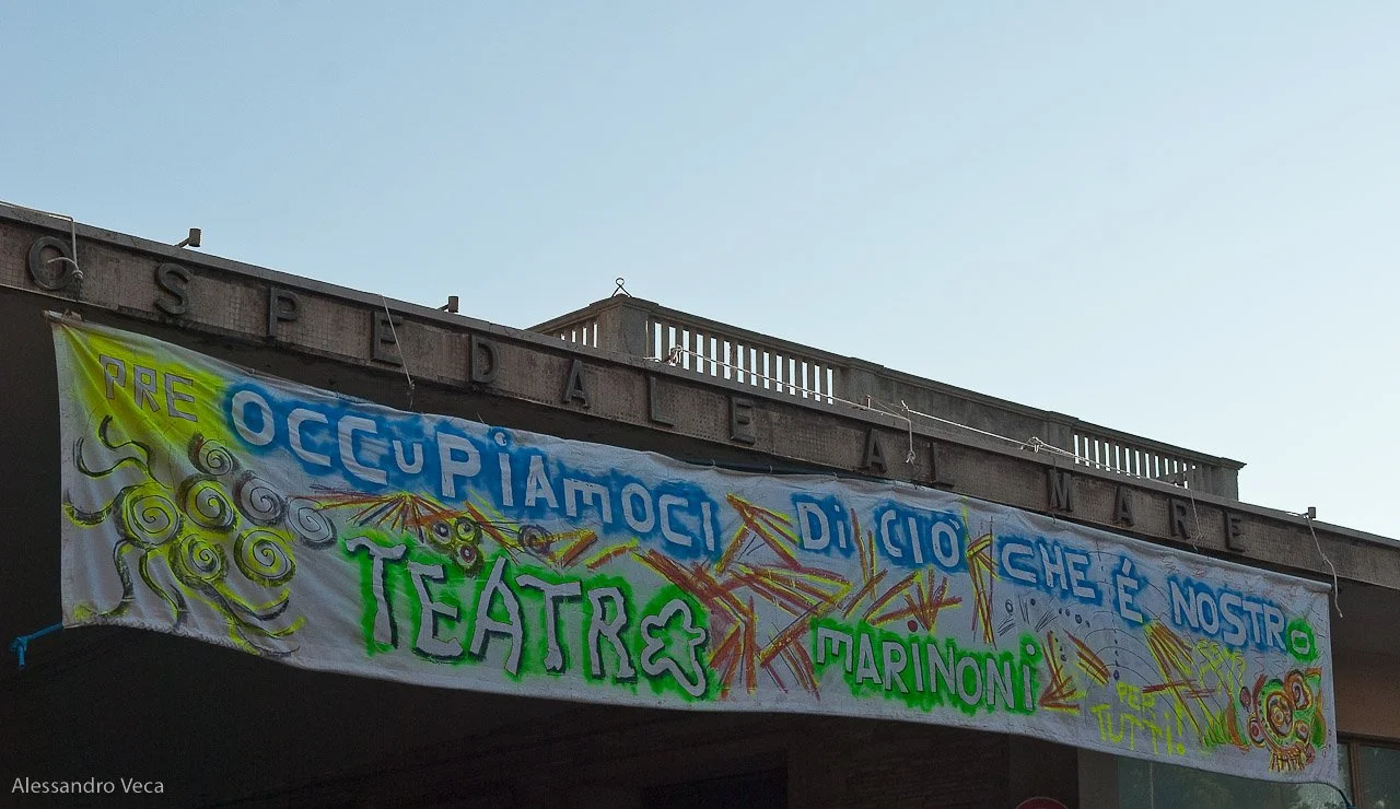 Striscione per la riapertura del Teatro Marinoni al pubblico