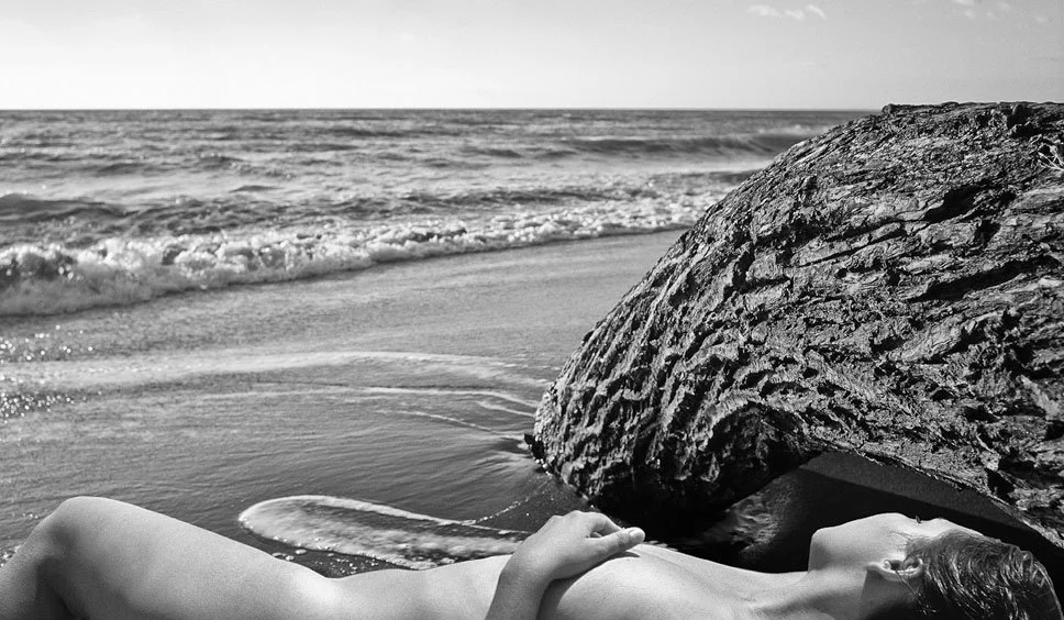 Natura, figura sulla riva del mare