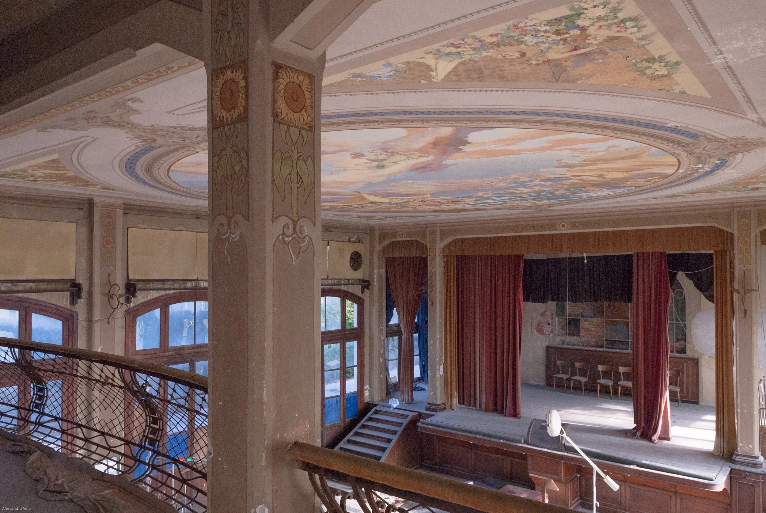 Teatro Marinoni visto dalla balconata con palcoscenico, sipario e architettura storica