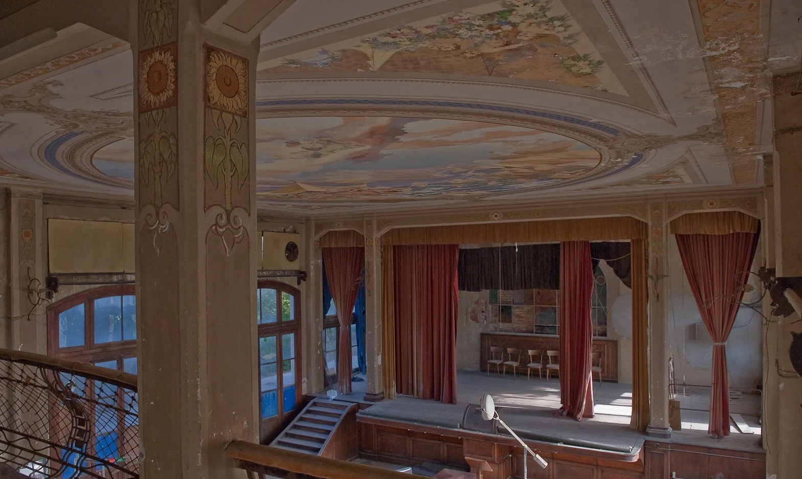 Veduta generale della sala e del palcoscenico del Teatro Marinoni