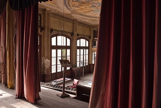 Sipario e interno del Teatro Marinoni al Lido di Venezia