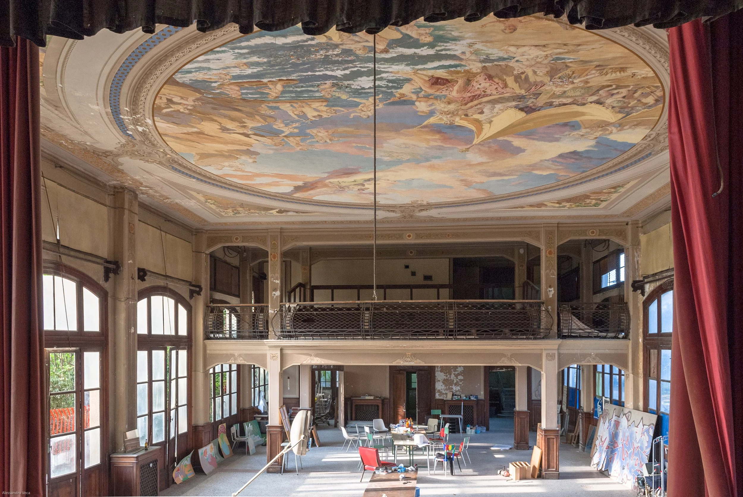 Interno del Teatro Marinoni con soffitto affrescato, palcoscenico e galleria storica al Lido di Venezia