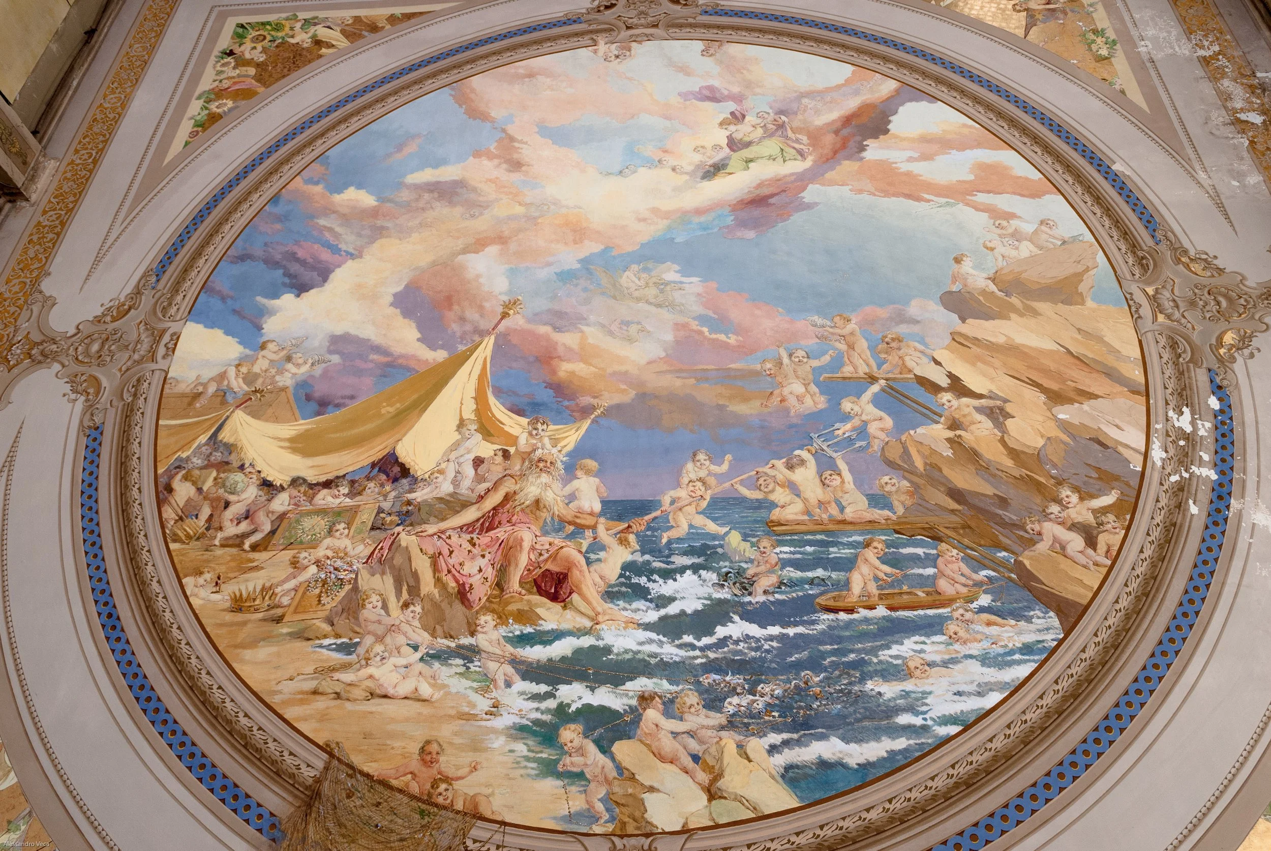 Grande affresco ovale del soffitto del Teatro Marinoni con composizione figurativa e paesaggio marino