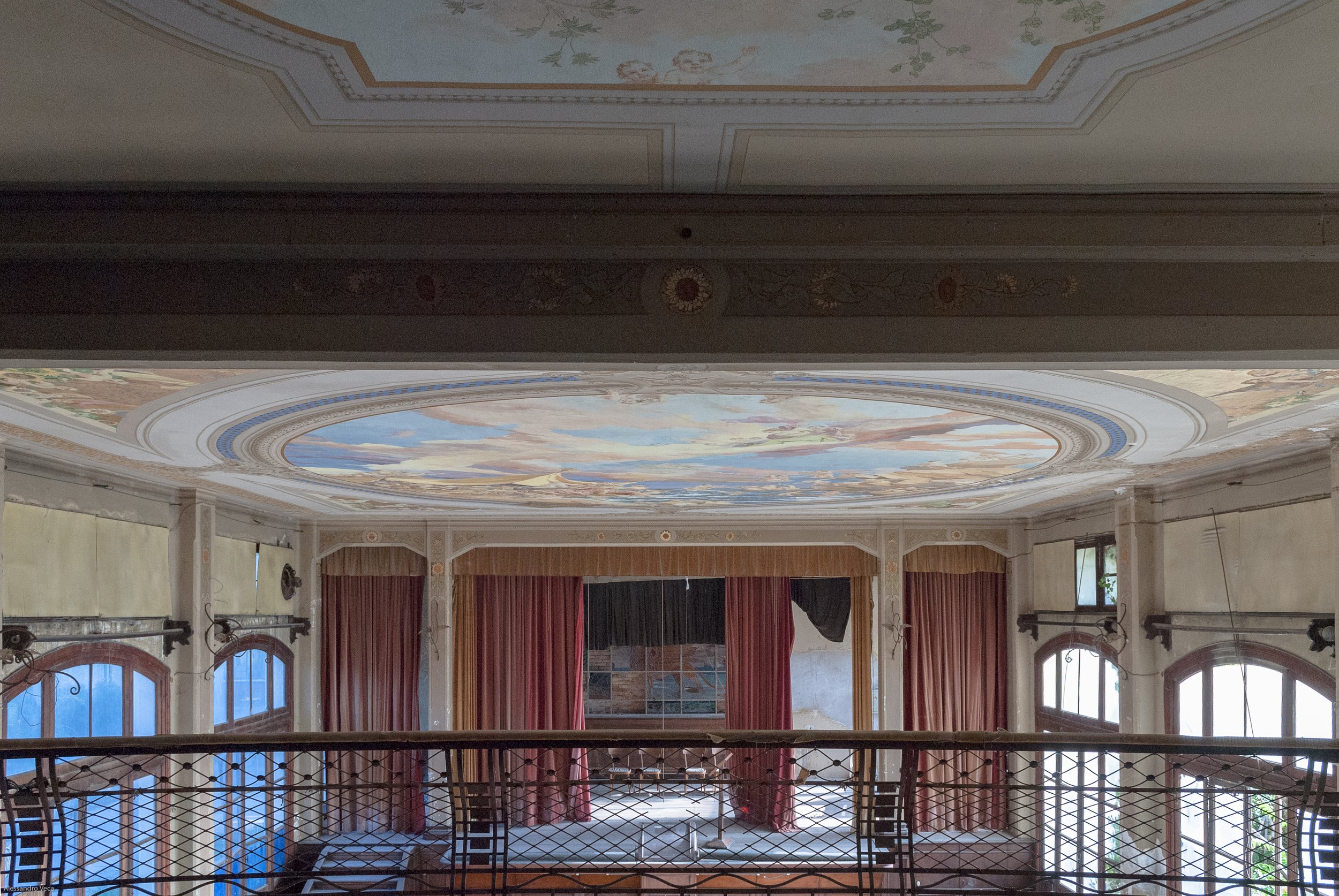 Veduta dalla galleria del Teatro Marinoni con soffitto dipinto, balconata e palcoscenico