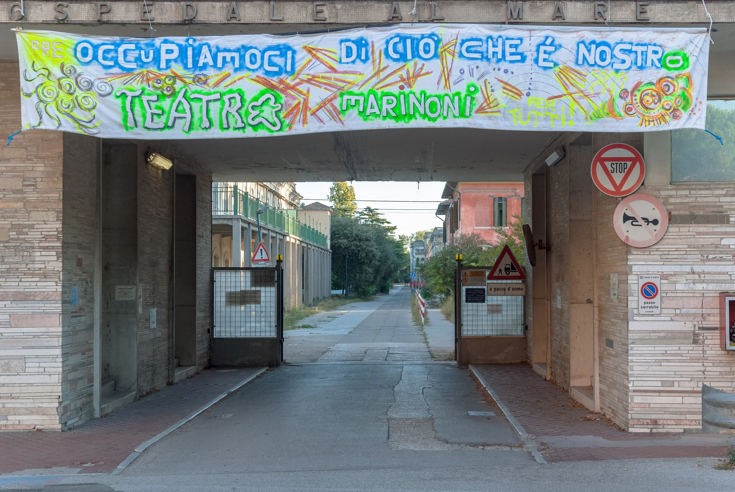 Ingresso dell’ex Ospedale al Mare con striscione per l’occupazione e la tutela del Teatro Marinoni