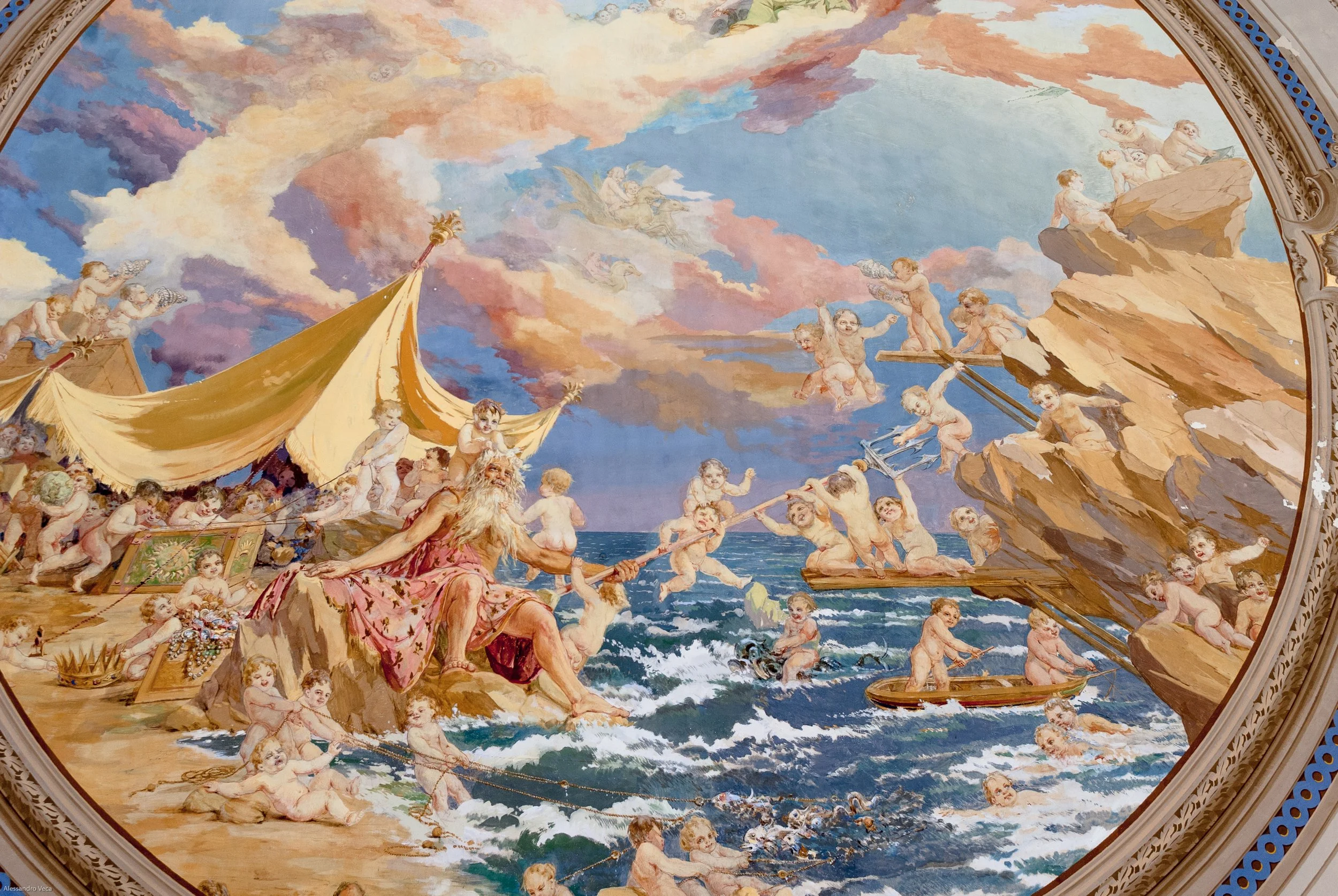 Particolare dell’affresco del soffitto del Teatro Marinoni, patrimonio decorativo del Lido di Venezia