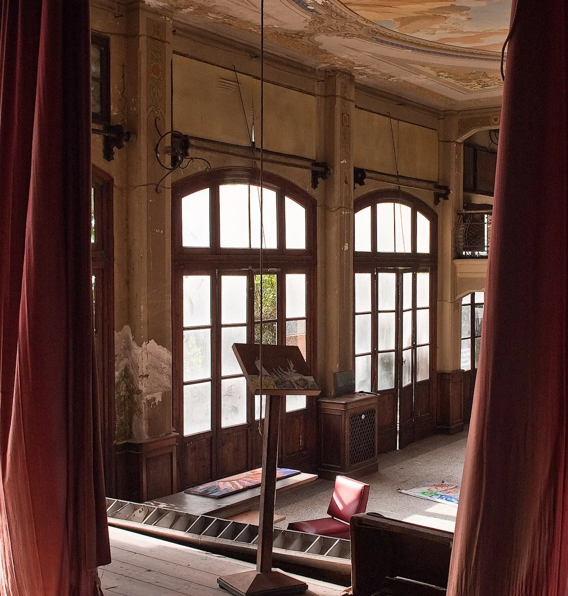 Sipario, finestre e legno storico del Teatro Marinoni