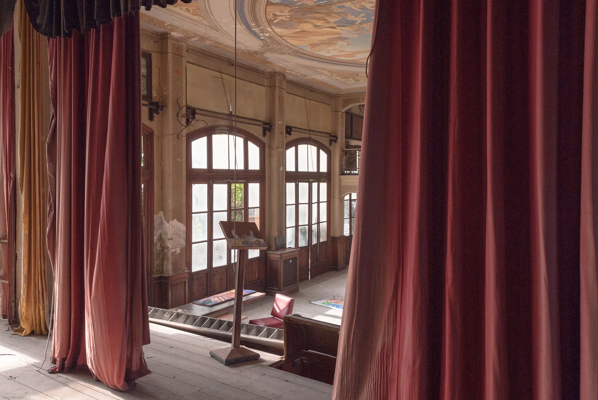 Sipari rossi e luce naturale nell’interno storico del Teatro Marinoni all’ex Ospedale al Mare