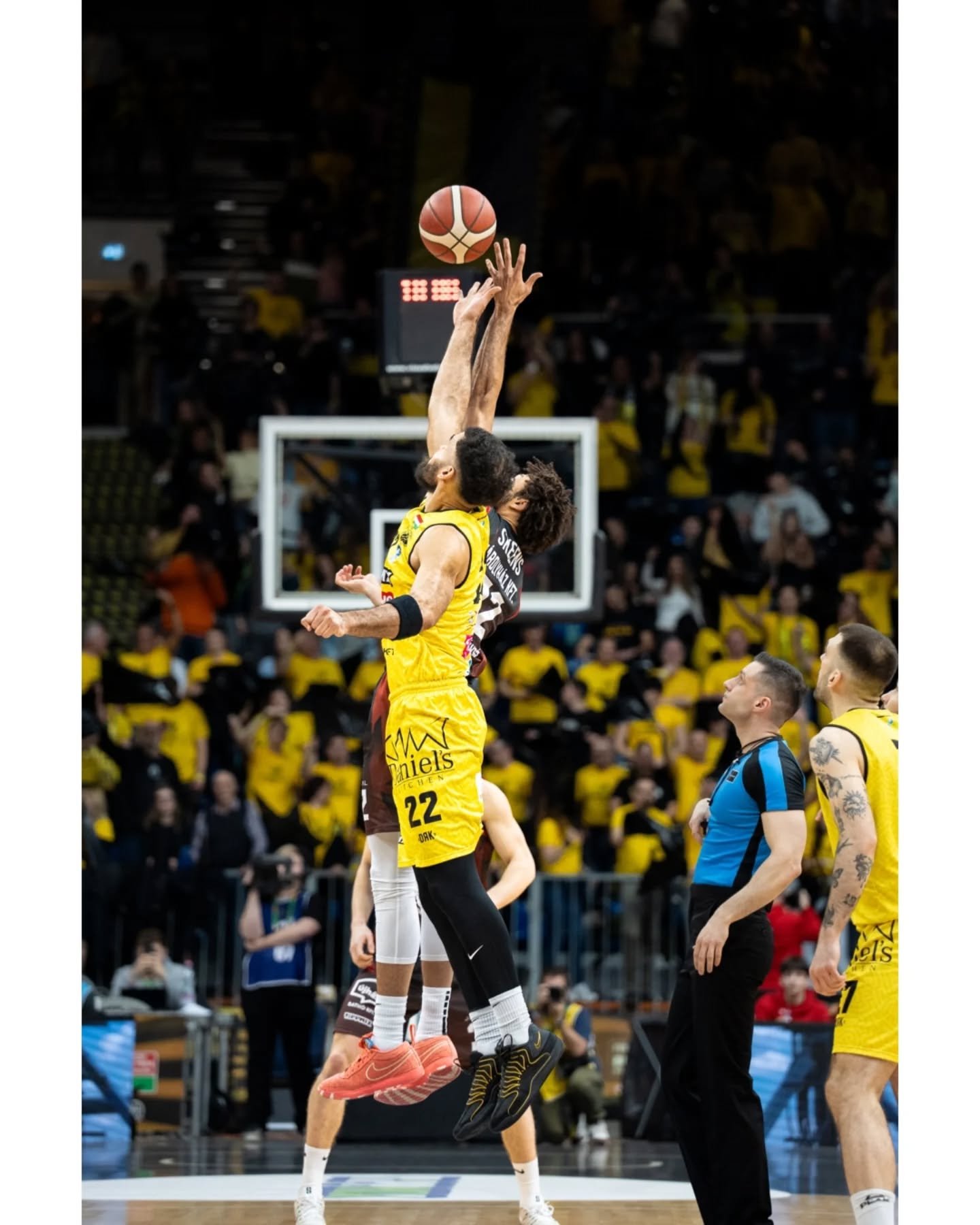 Zs&iacute;ros Tibor F&eacute;rfi Magyar Kupa D&ouml;ntő 
2026.02.22.
Szolnok - Falco 69-66

@olajofficial 
@falco_kc 

Sony A7 III 
Sigma f2.8 70-200mm DG DN

#sportsphotography #basketballneverstops #magyarkupa #sonyalpha #basketball