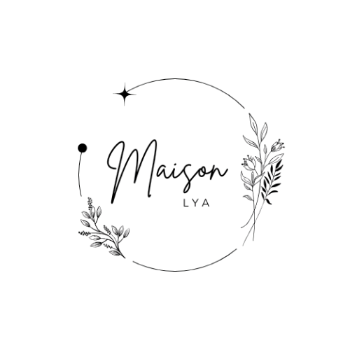 Logo noir avec une couronne de feuilles et de fleurs encadrant le texte "Maman Lya".
