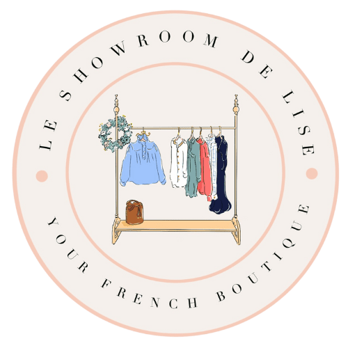 Logo circulaire avec un dressing avec des vêtements pendus, une plante, et un sac, entouré du texte 'Le Showroom de Lise, Your French Boutique'.