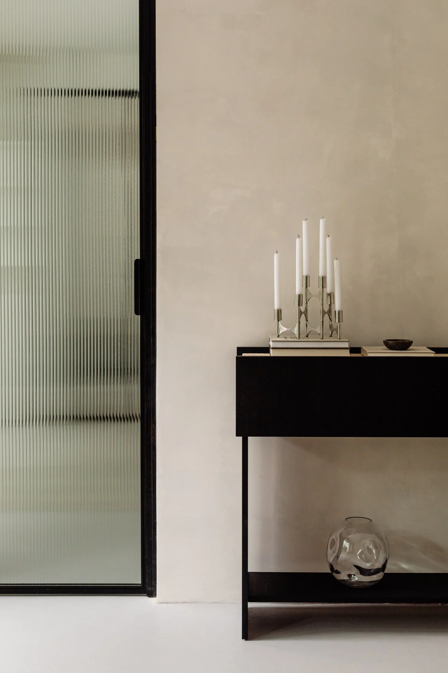 kaboompics_uncommon-black-console-with-travertine-and-wood-veneer-decor-37098.jpg