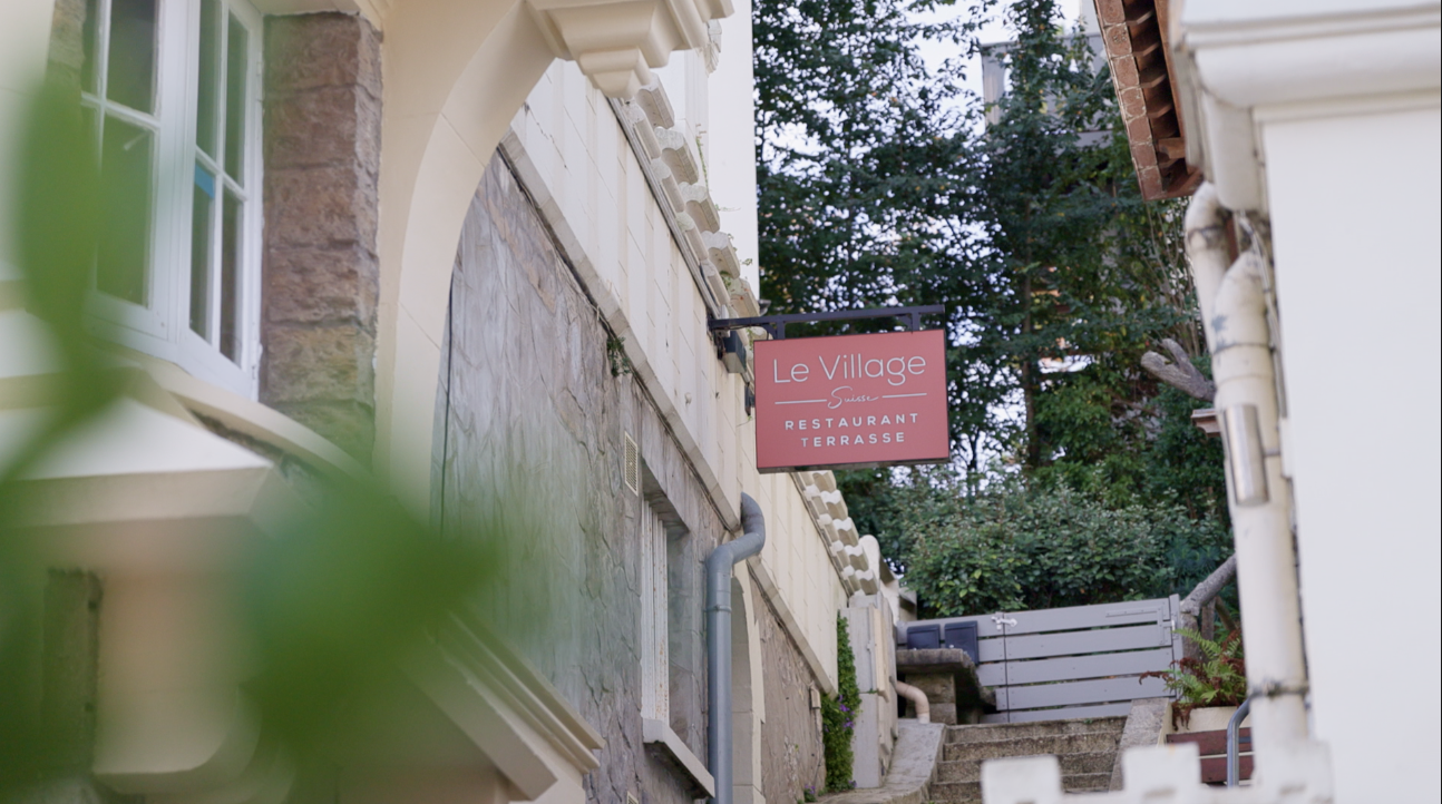 Une rue extérieure menant à un restaurant nommé 'Le Village Suisse' au Touquet Paris Plage, vidéo pour des restaurateurs.