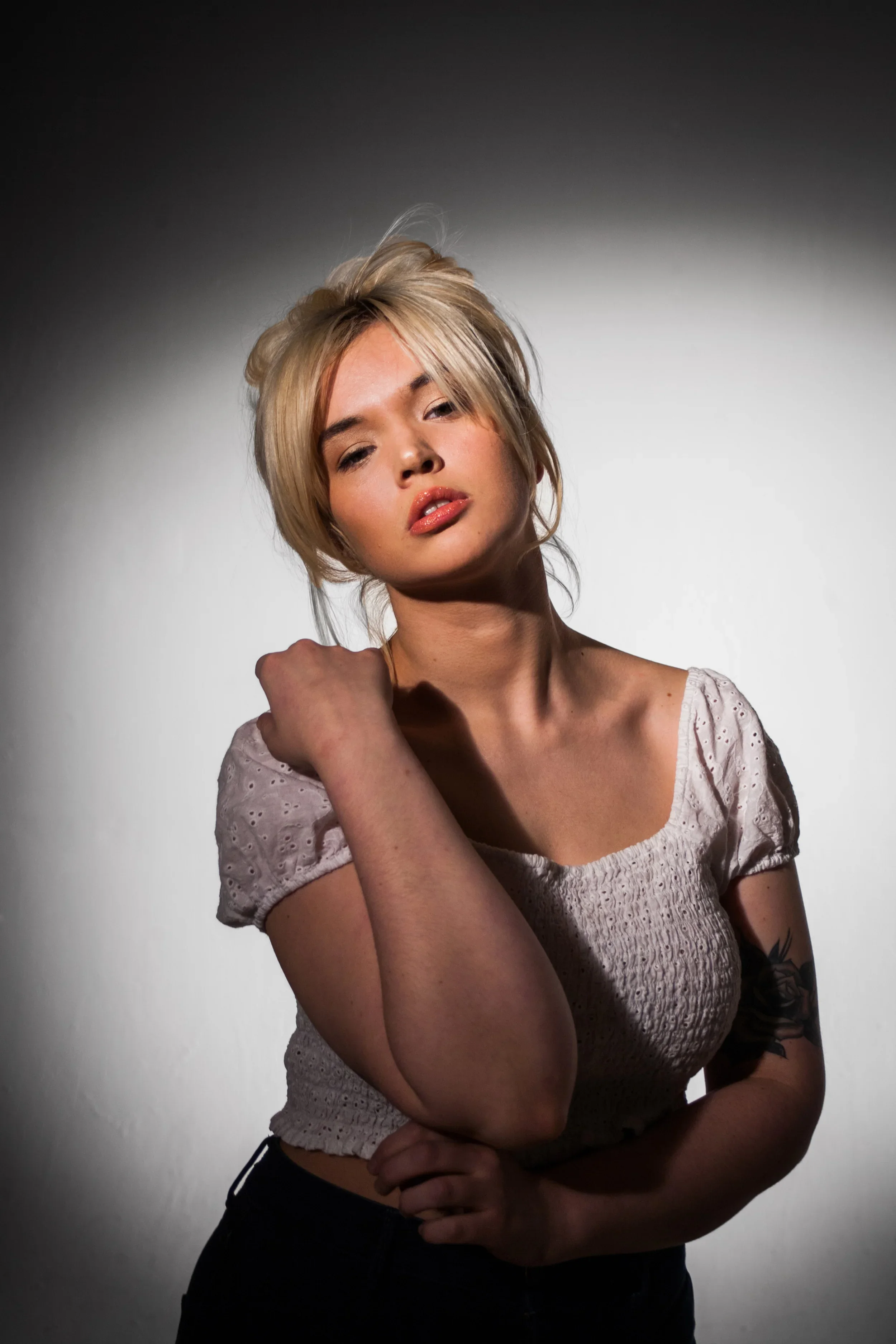 Classic studio portrait of blonde model Liz (@vegaharlan) captured by fashion photographer Leonard 'Lenny Kats' Katsel. The shoot features a retro 1960s Brigitte Bardot and Marilyn Monroe aesthetic, utilizing high-contrast spotlight lighting with dra
