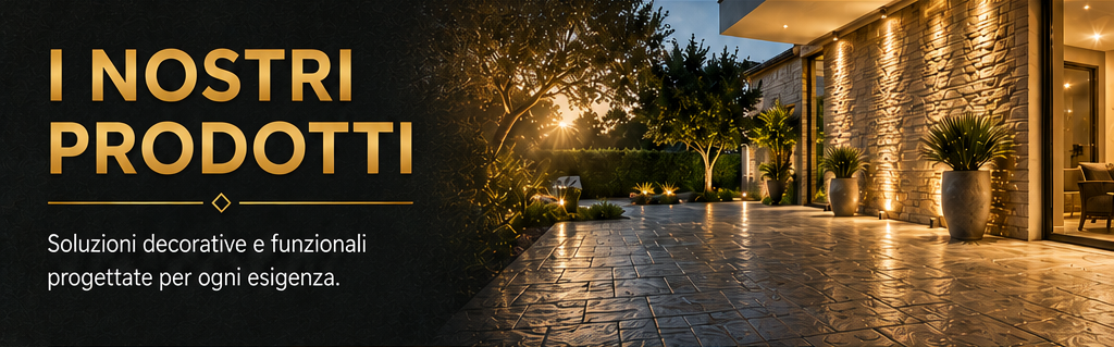 Banner pubblicitario con testo 'I nostri prodotti' e descrizione 'Soluzioni decorative e funzionali progettate per ogni esigenza', affiancato da un'immagine di un cortile esterno illuminato di sera con piante e pietre.