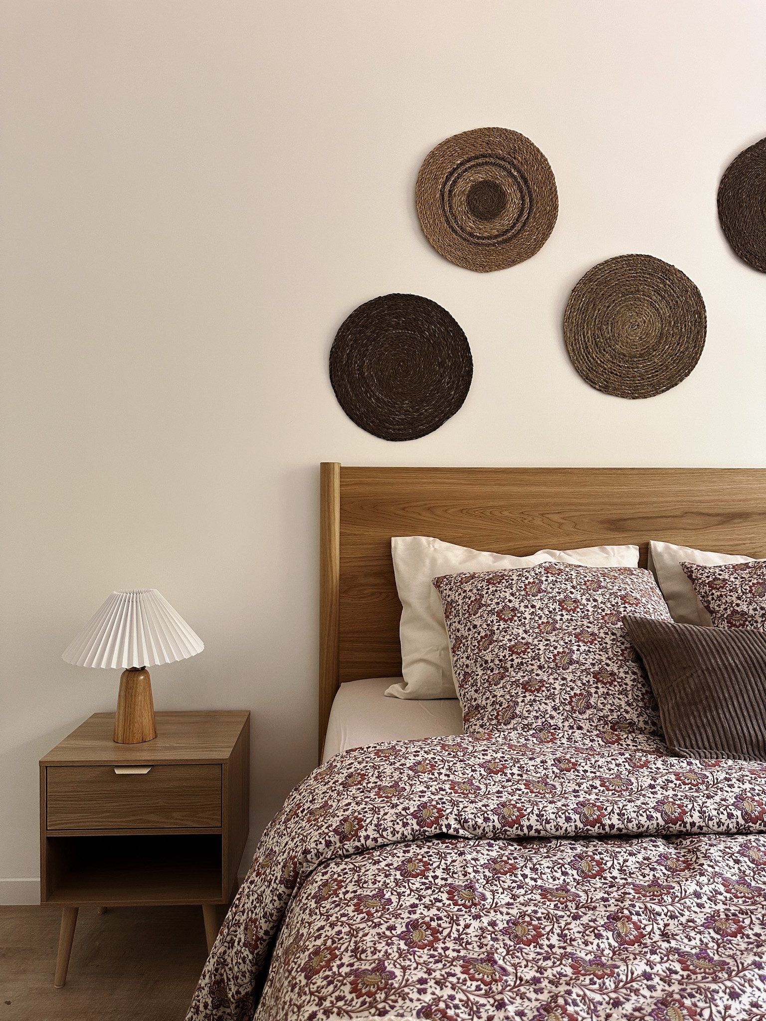 12. Chambre avec disques muraux tressés et tête de lit en bois, projet Gallieni