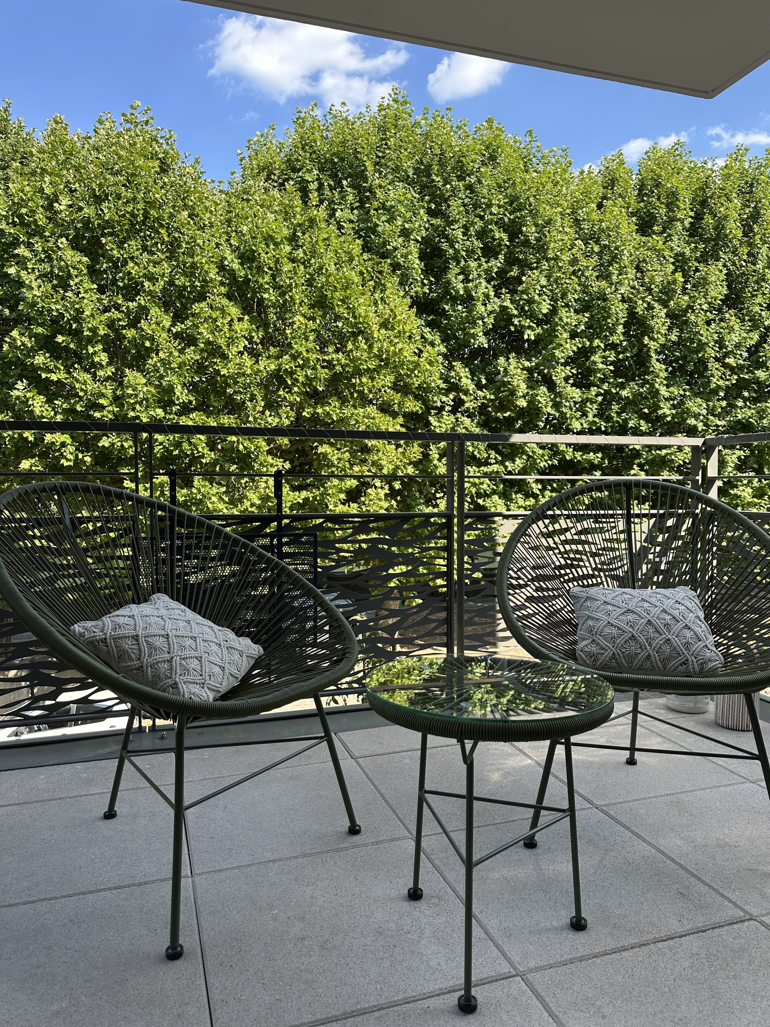 10. Terrasse extérieure avec chaises en rotin noir, projet Gallieni
