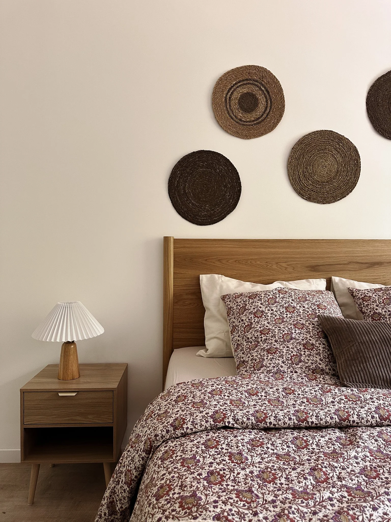 Chambre style bohème-chic, tête de lit bois et disques muraux tressés, projet Gallieni, Maison Hilda