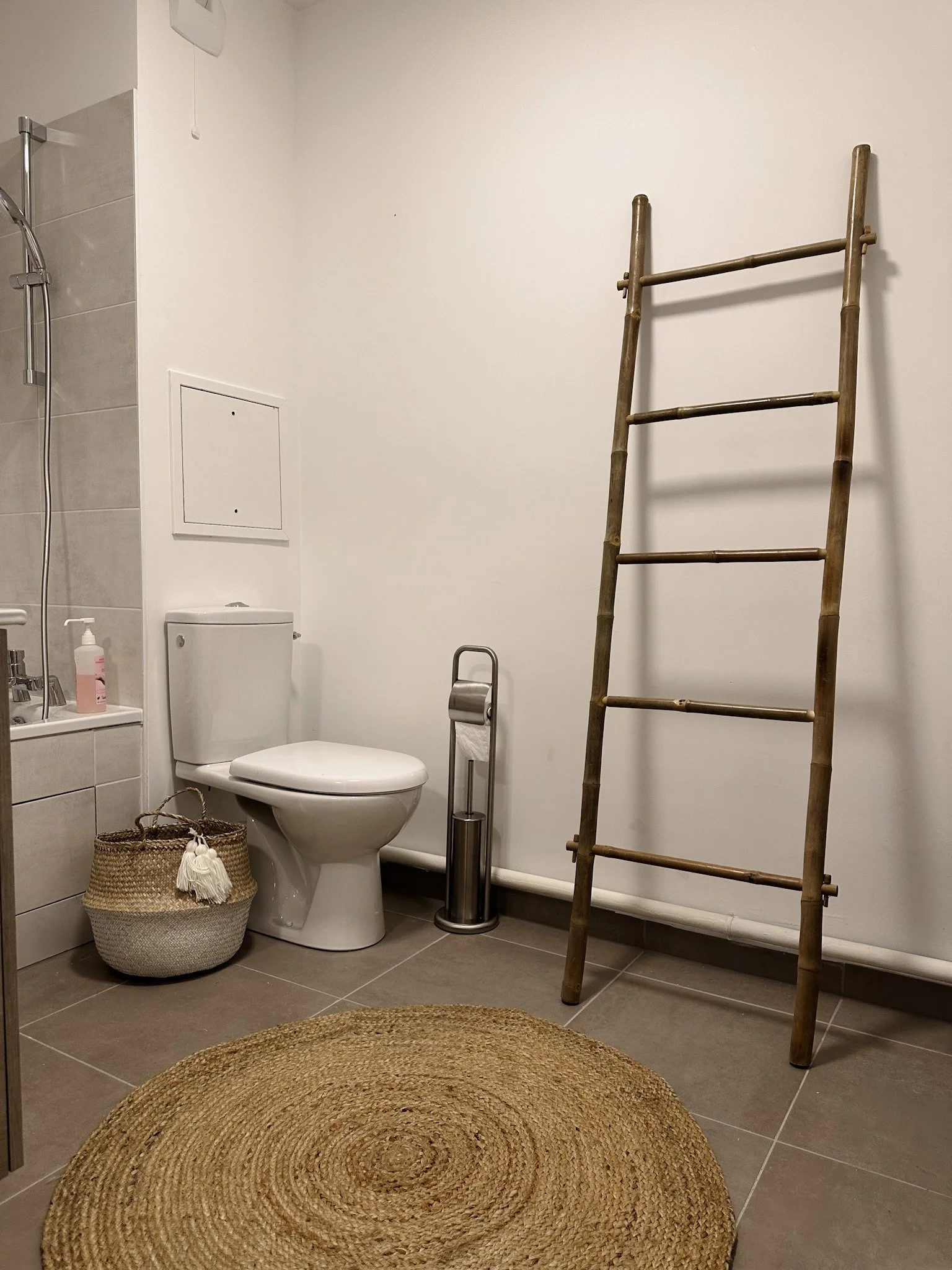 Salle de bain épurée avec échelle décorative en bois, projet Gallieni