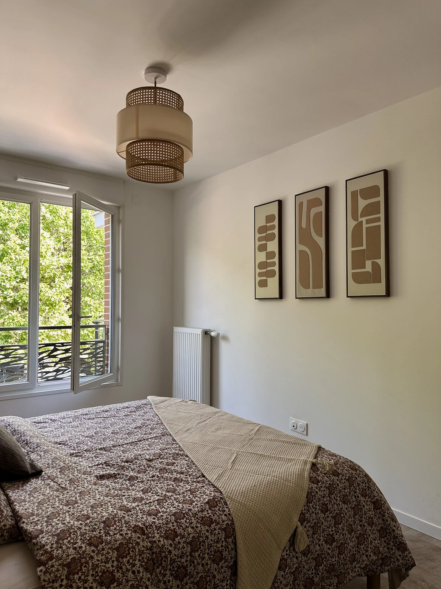7. Gros plan sur linge de lit à motifs fleuris marron et beige, projet Gallieni