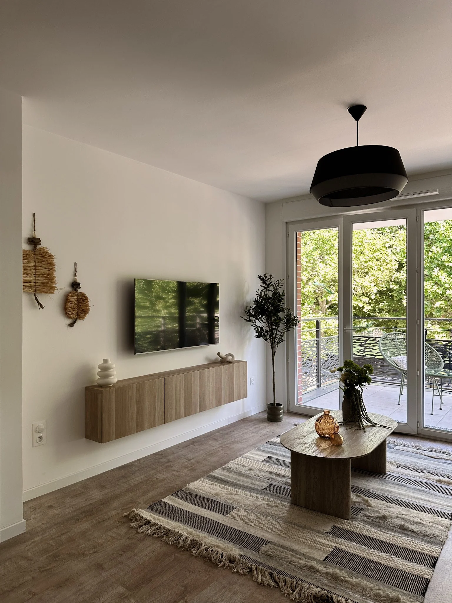 Salon avec télévision et meuble bas en bois clair, projet Gallieni