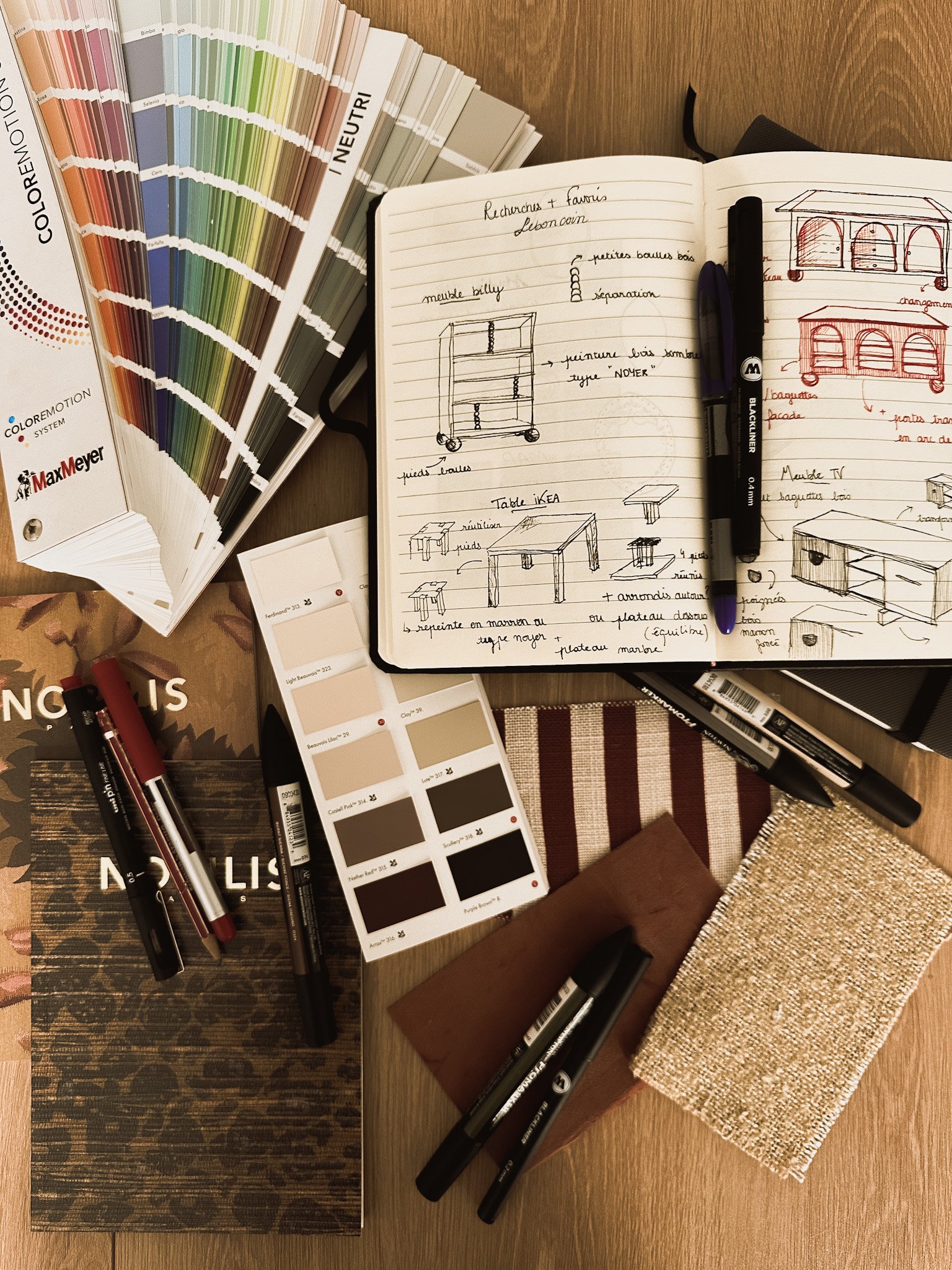 Carnet de croquis, nuancier et échantillons de matières pour un projet d'architecture d'intérieur, Maison Hilda