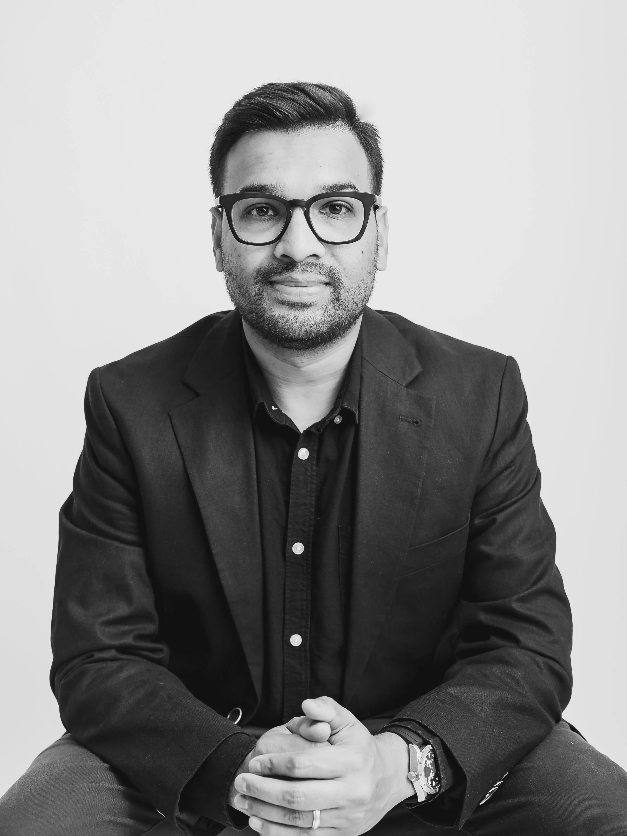 Black and white portrait of Richie, founder and photographer at The Oak Studio in Basel, Switzerland