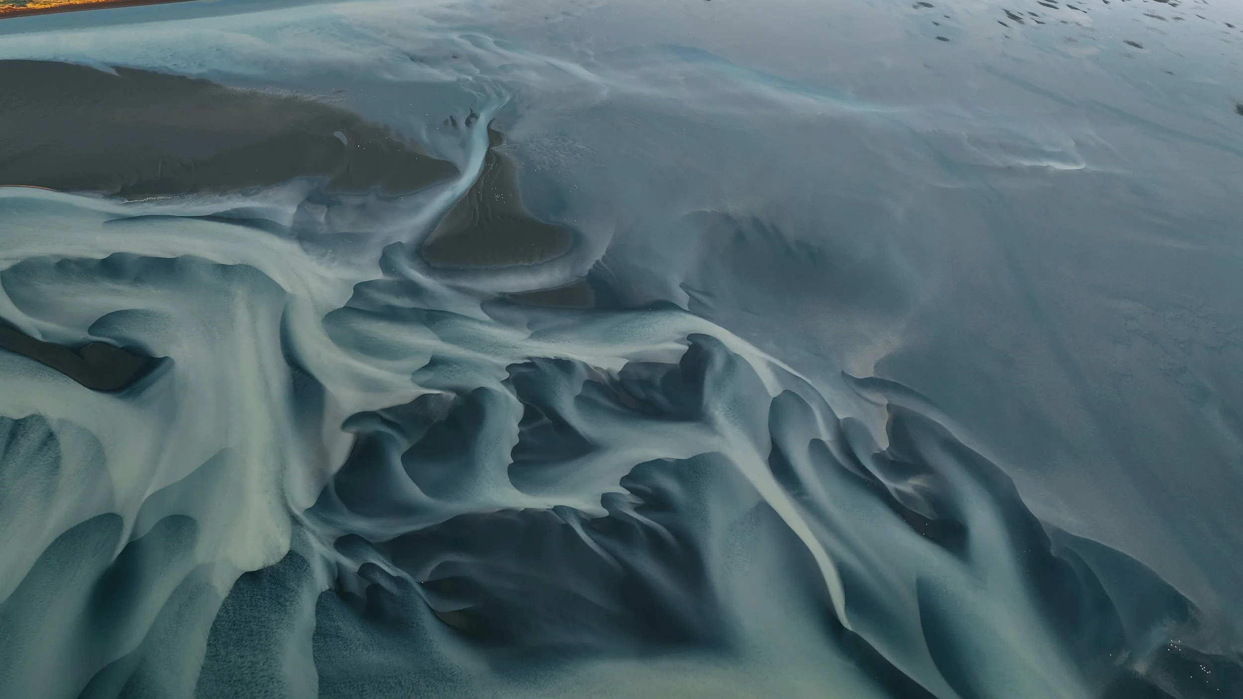 dark swirly wave patterns, a marbled effect