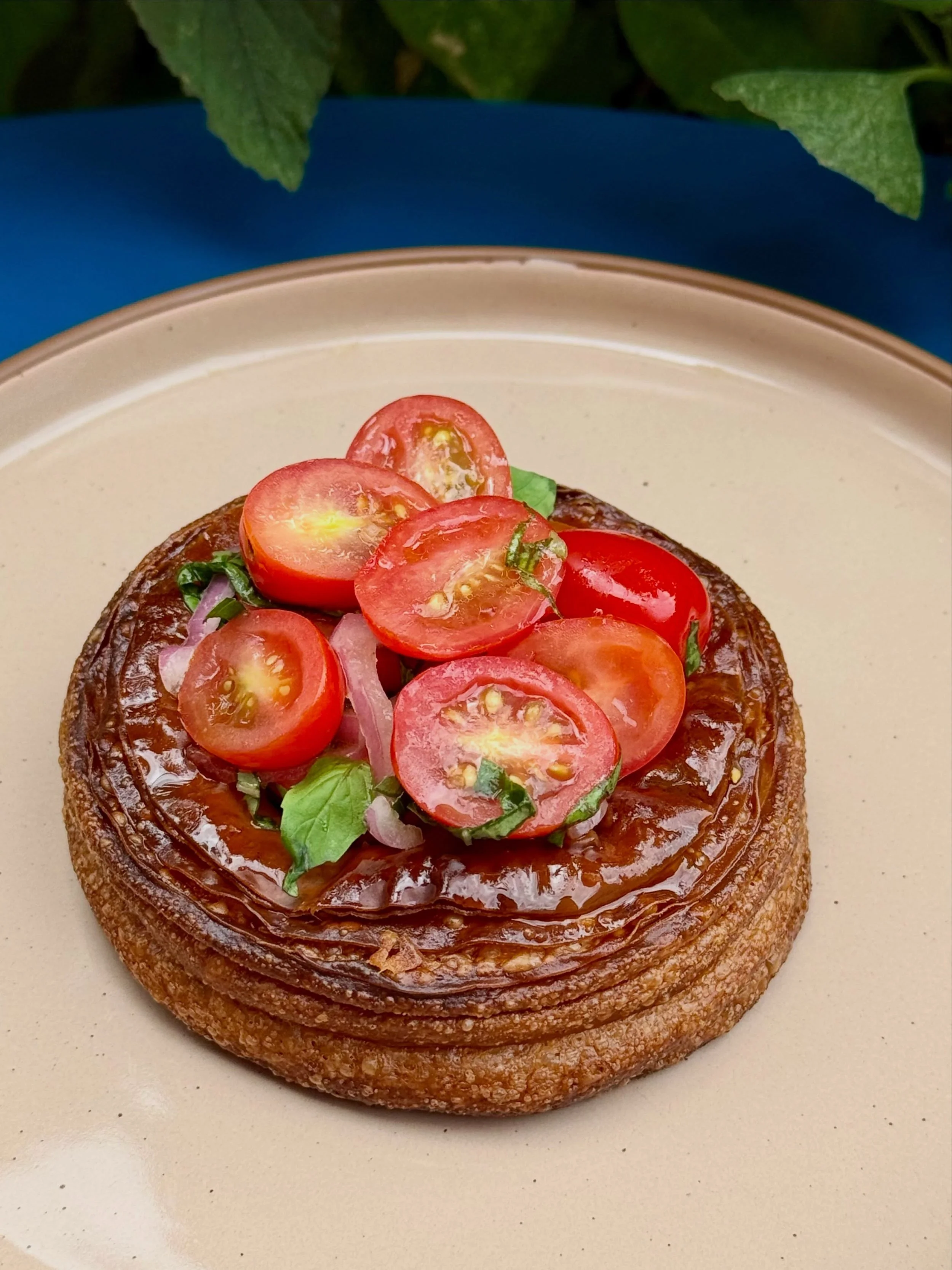 🍅 BRUSCHETTA CROISSANT🍅

Bringing this season home with a bright &amp; savory summer treat! So vibrant, so delicious, so perfect to cut through these hazy August days. Humidity be damned!

Laminated danish with baked feta &amp; balsamic glaze, topp