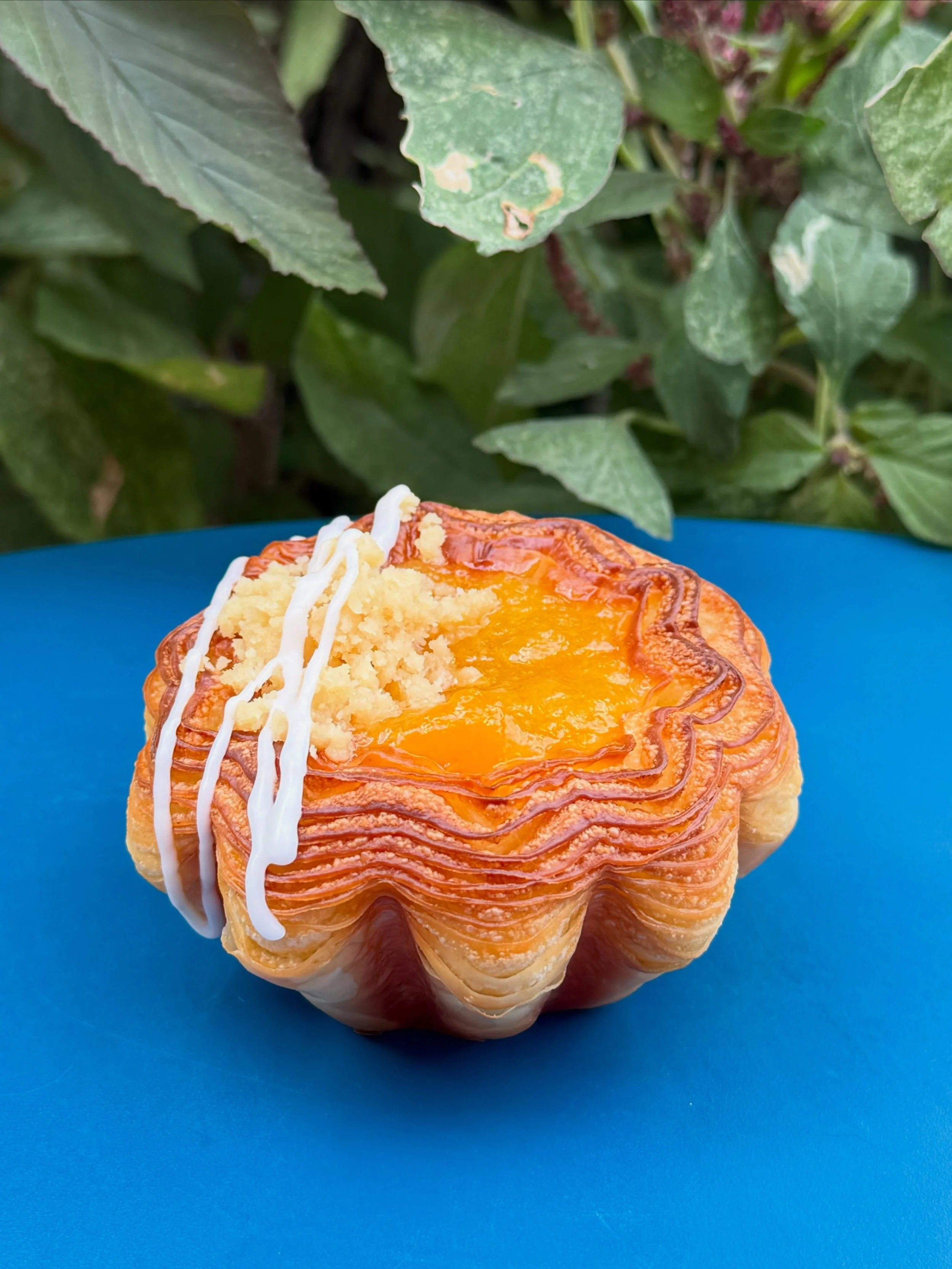 🍑PEACHES N CREAM🍑

You can take the baker out of Georgia&hellip;

Flaky croissant cup filled with vanilla bean pastry cream and homemade peach jam, topped with brown sugar crumble &amp; a lil bit of frosting 😁

Straight from Billy&rsquo;s southern